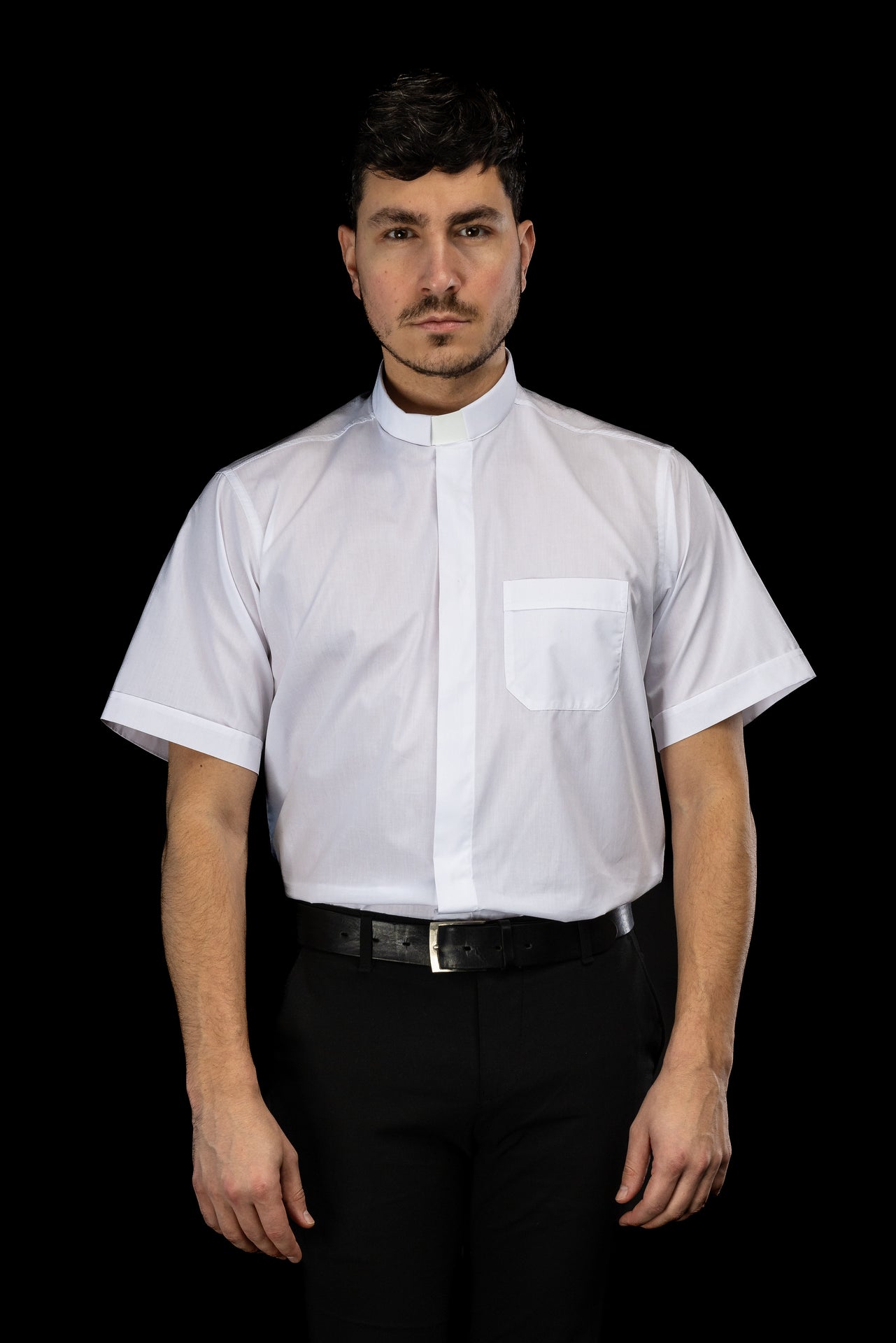 Weißes kurzärmeliges Klerikerhemd mit Priesterkragen