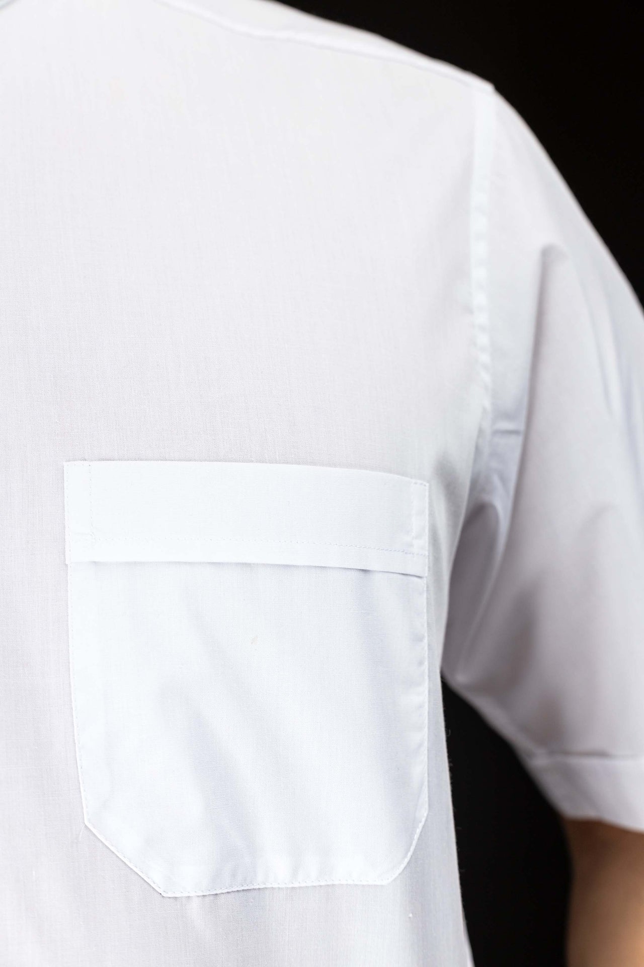 Weißes kurzärmeliges Klerikerhemd mit Priesterkragen