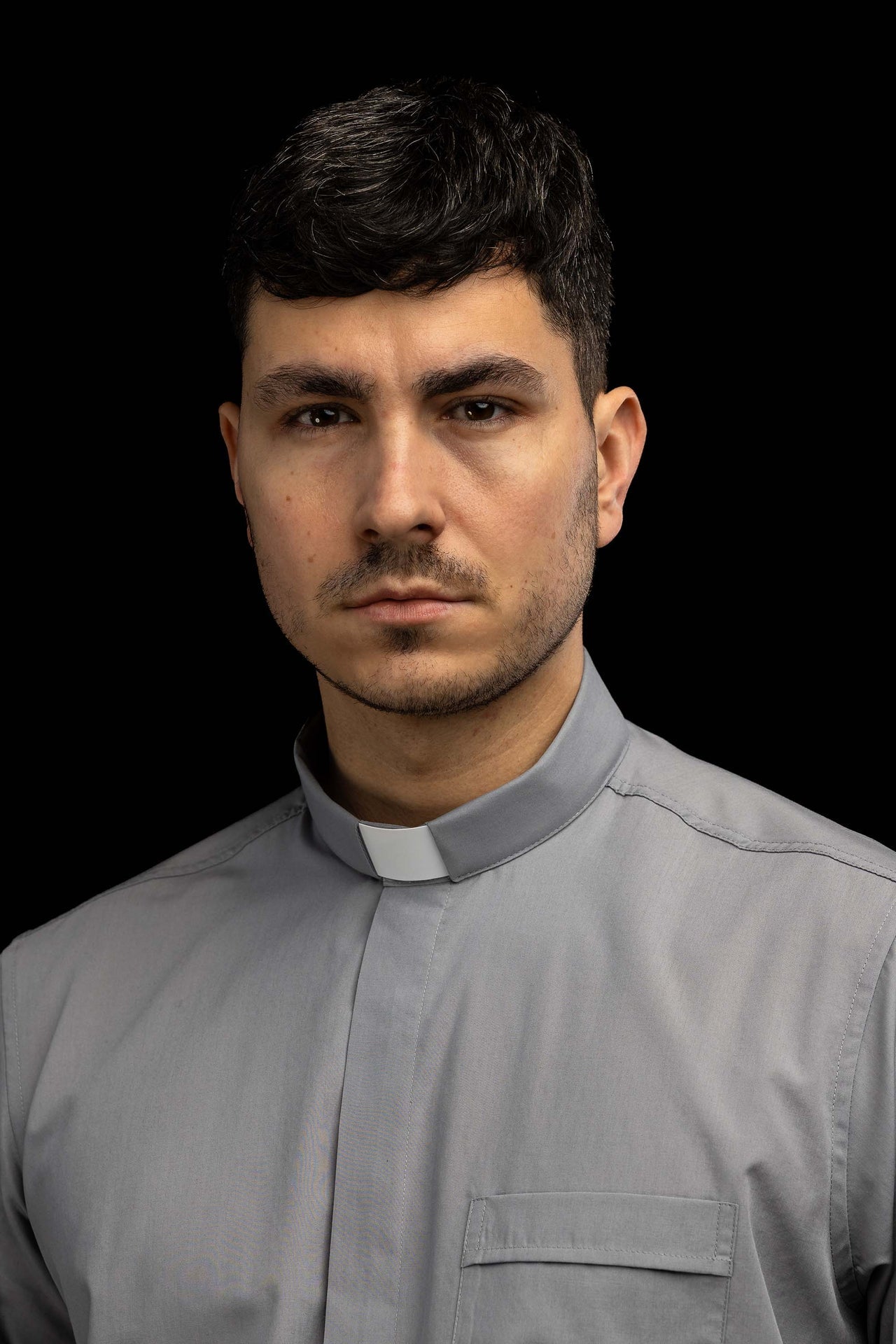 Hellgraues kurzärmeliges Klerikerhemd mit Priesterkragen