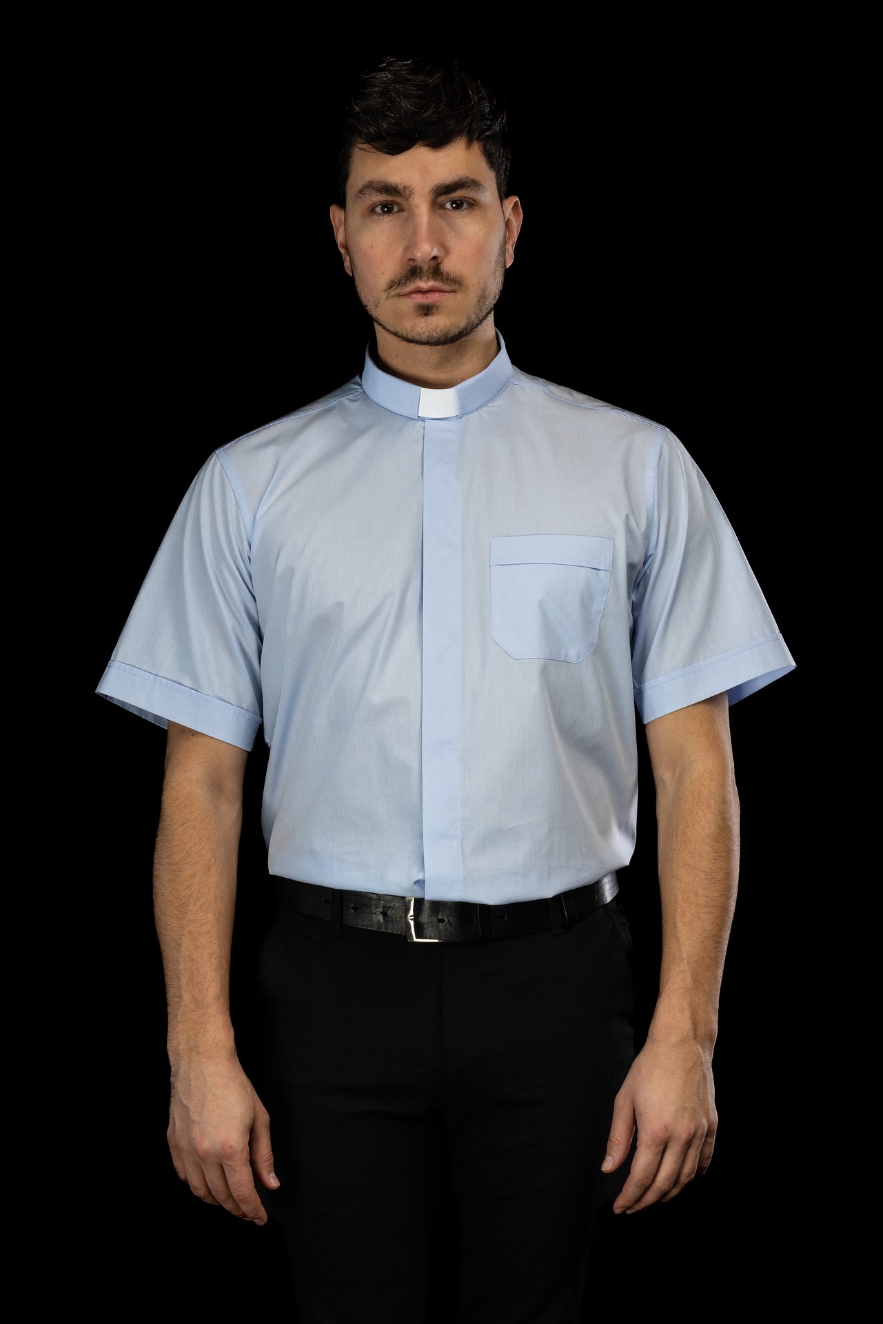 Blaues kurzärmeliges Klerikerhemd mit Priesterkragen