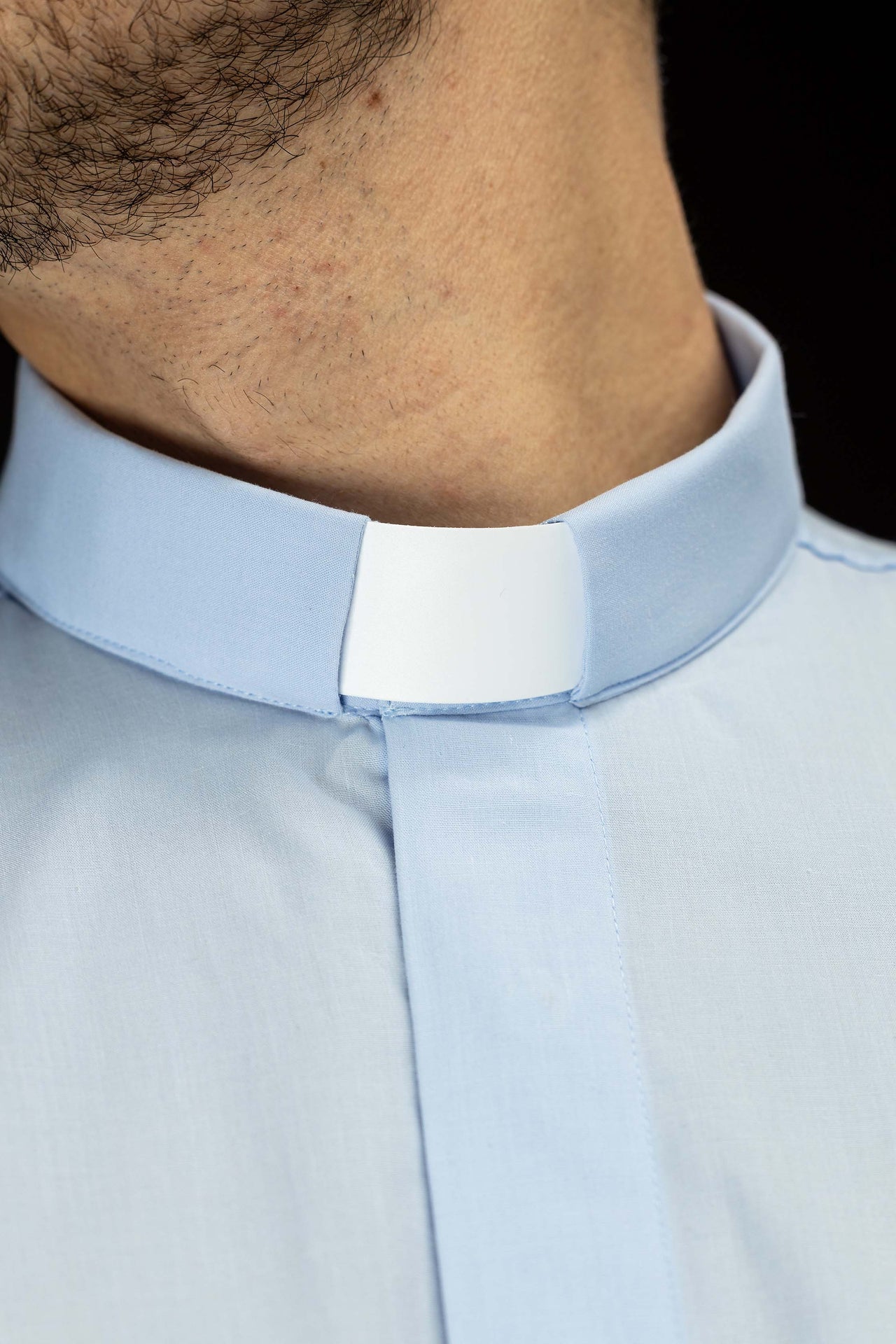 Blaues kurzärmeliges Klerikerhemd mit Priesterkragen