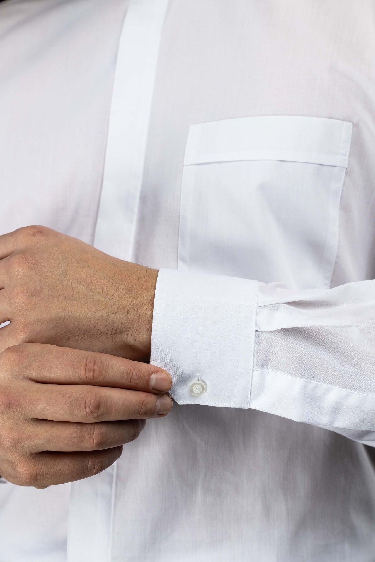 Weißes langärmeliges römisches Klerikerhemd mit Priesterkragen