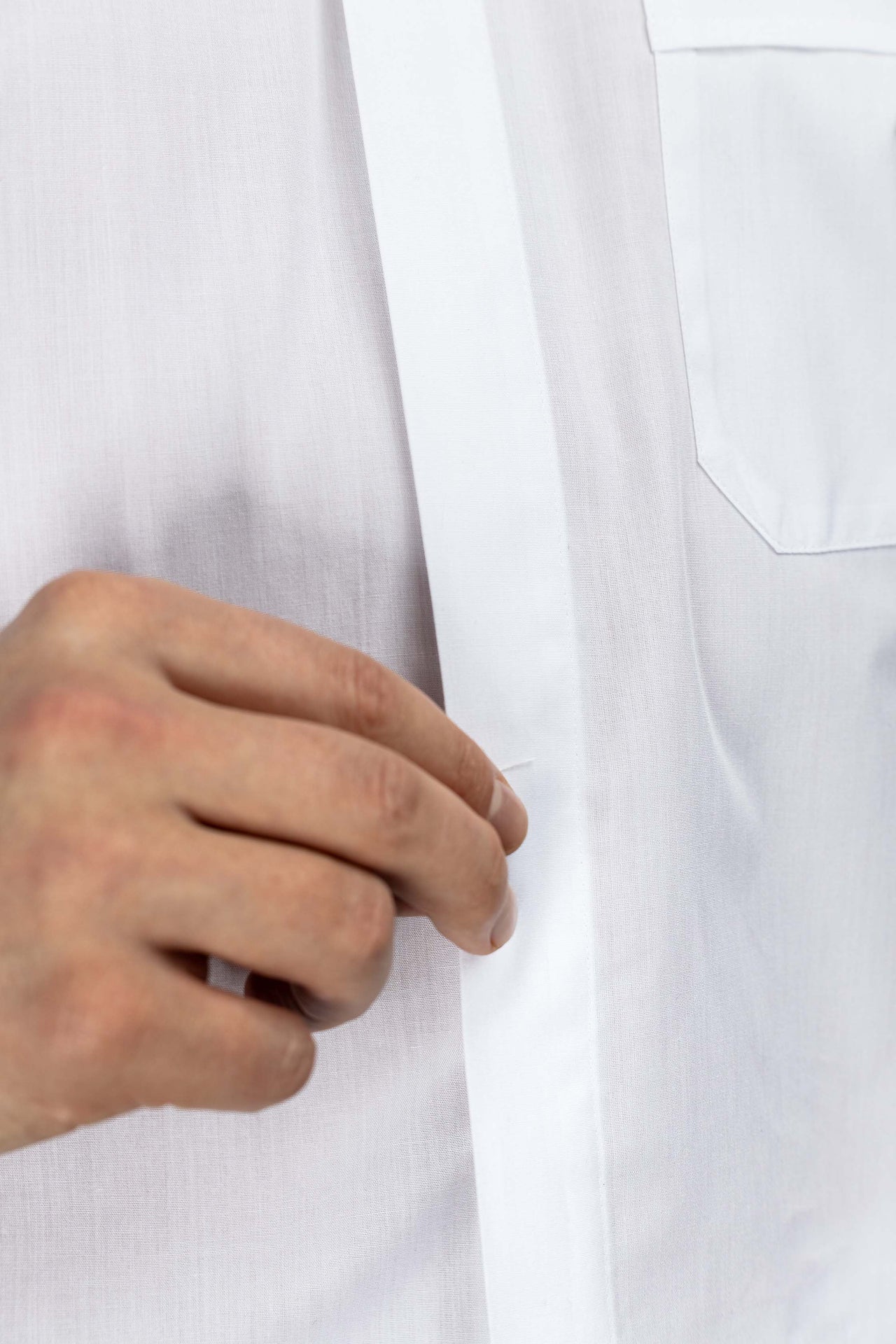 Weißes langärmeliges römisches Klerikerhemd mit Priesterkragen