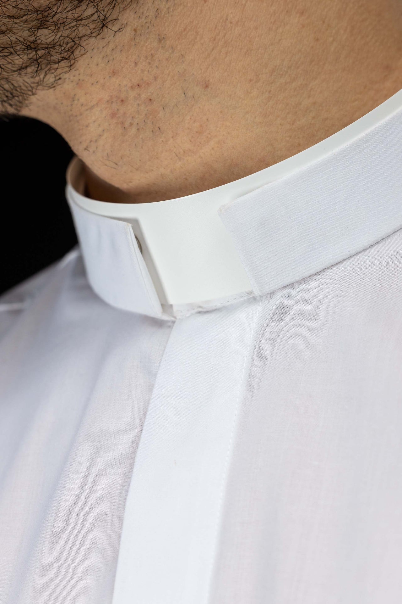 Weißes langärmeliges römisches Klerikerhemd mit Priesterkragen