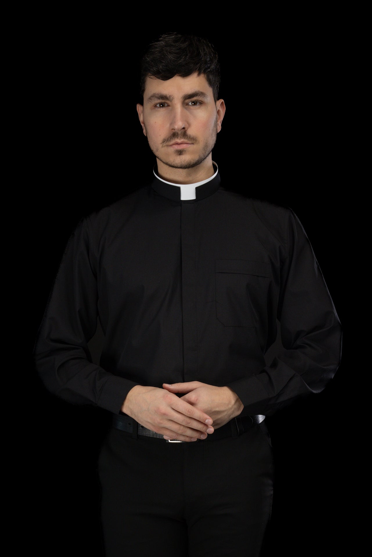 Schwarzes langärmeliges römisches Klerikerhemd mit Priesterkragen