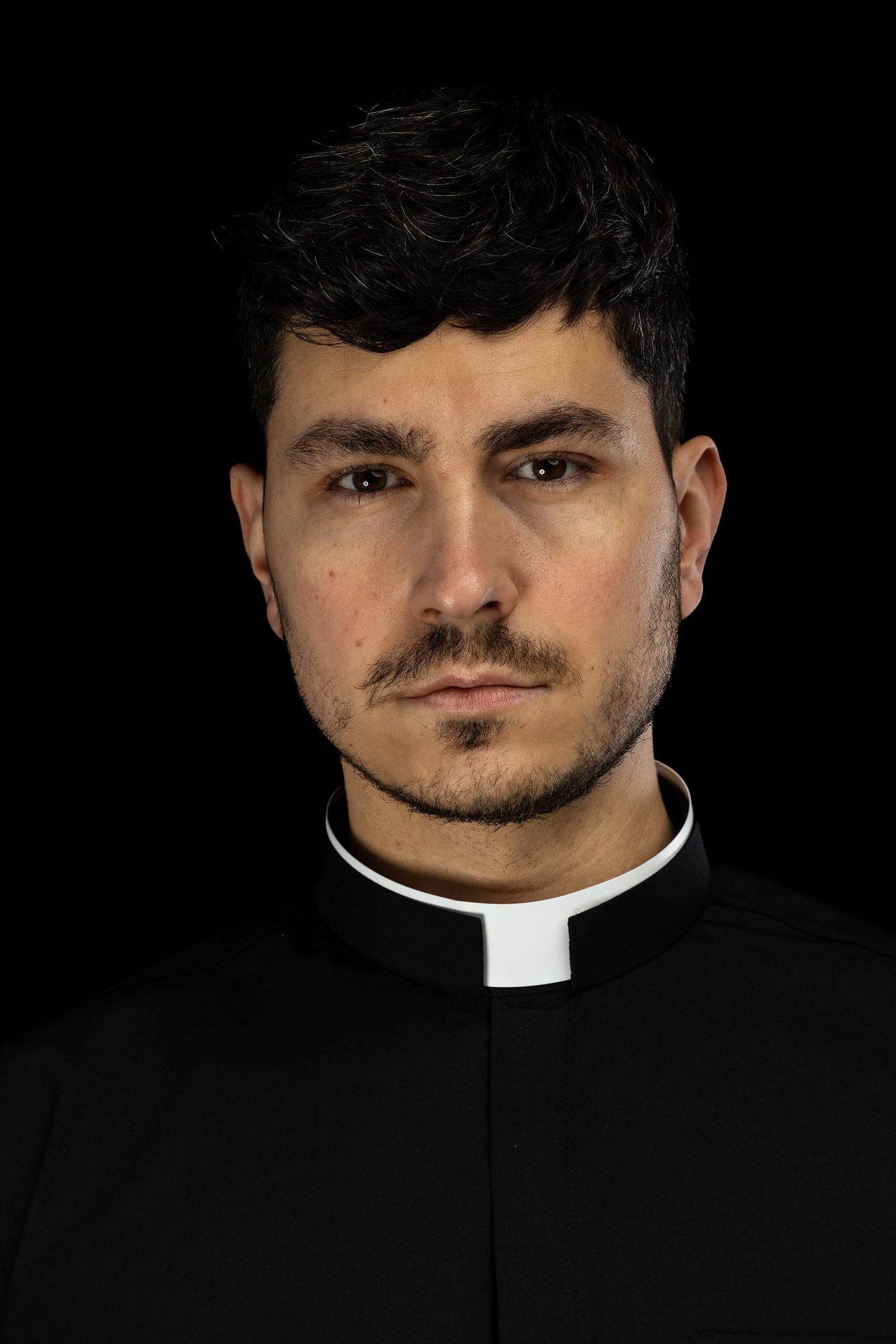 Schwarzes langärmeliges römisches Klerikerhemd mit Priesterkragen