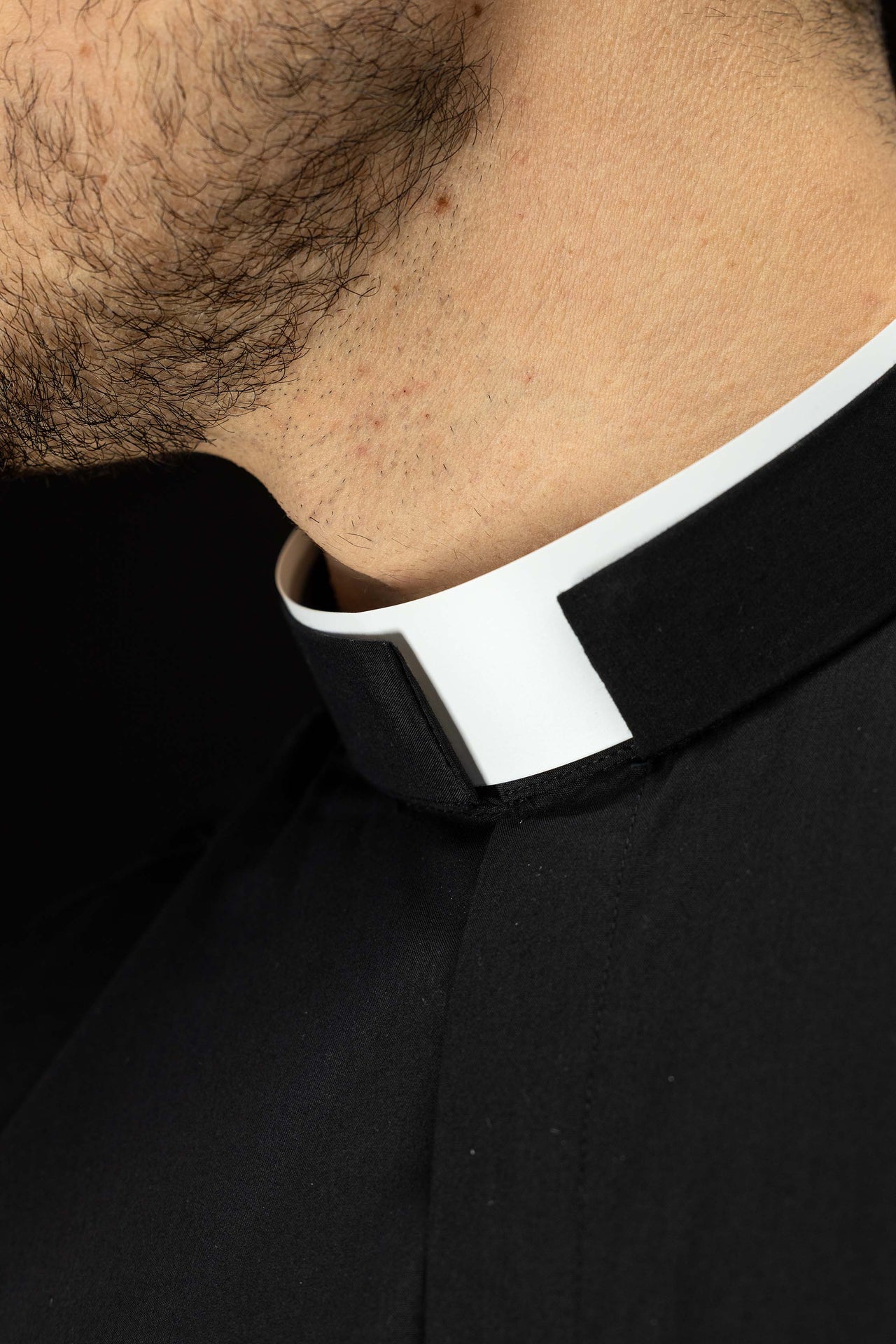 Schwarzes langärmeliges römisches Klerikerhemd mit Priesterkragen