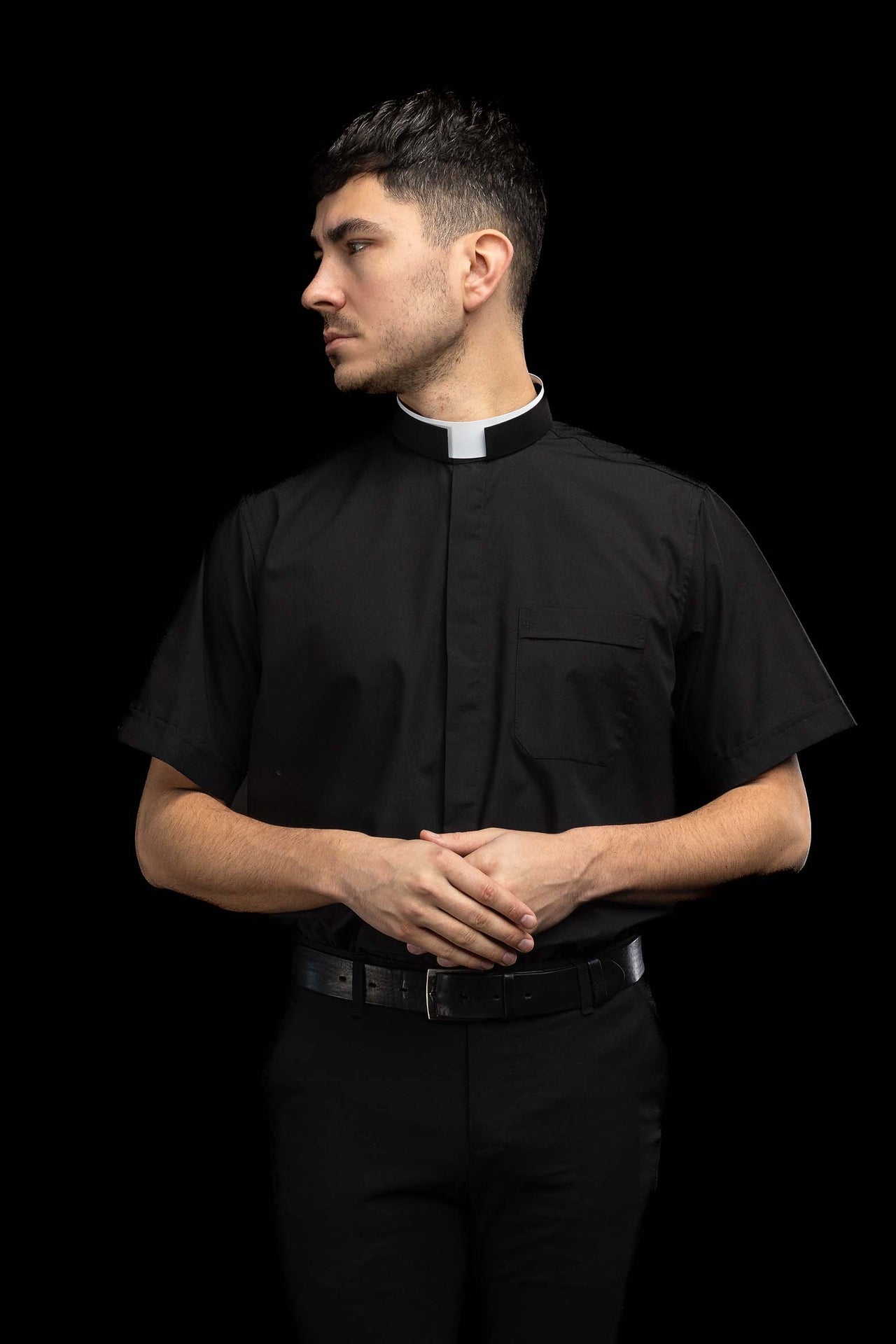 Schwarzes kurzärmeliges römisches Klerikerhemd mit Priesterkragen