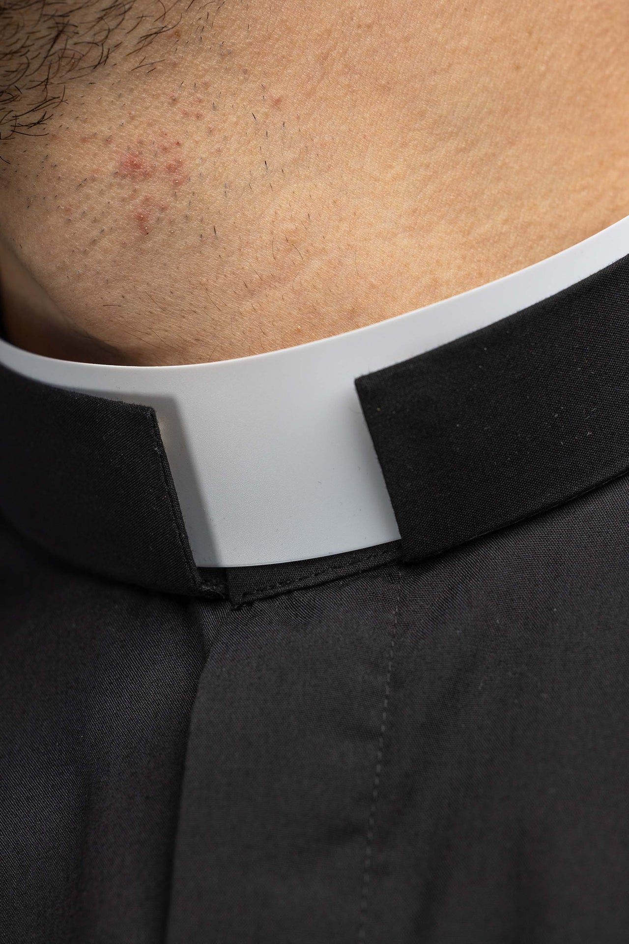 Schwarzes kurzärmeliges römisches Klerikerhemd mit Priesterkragen