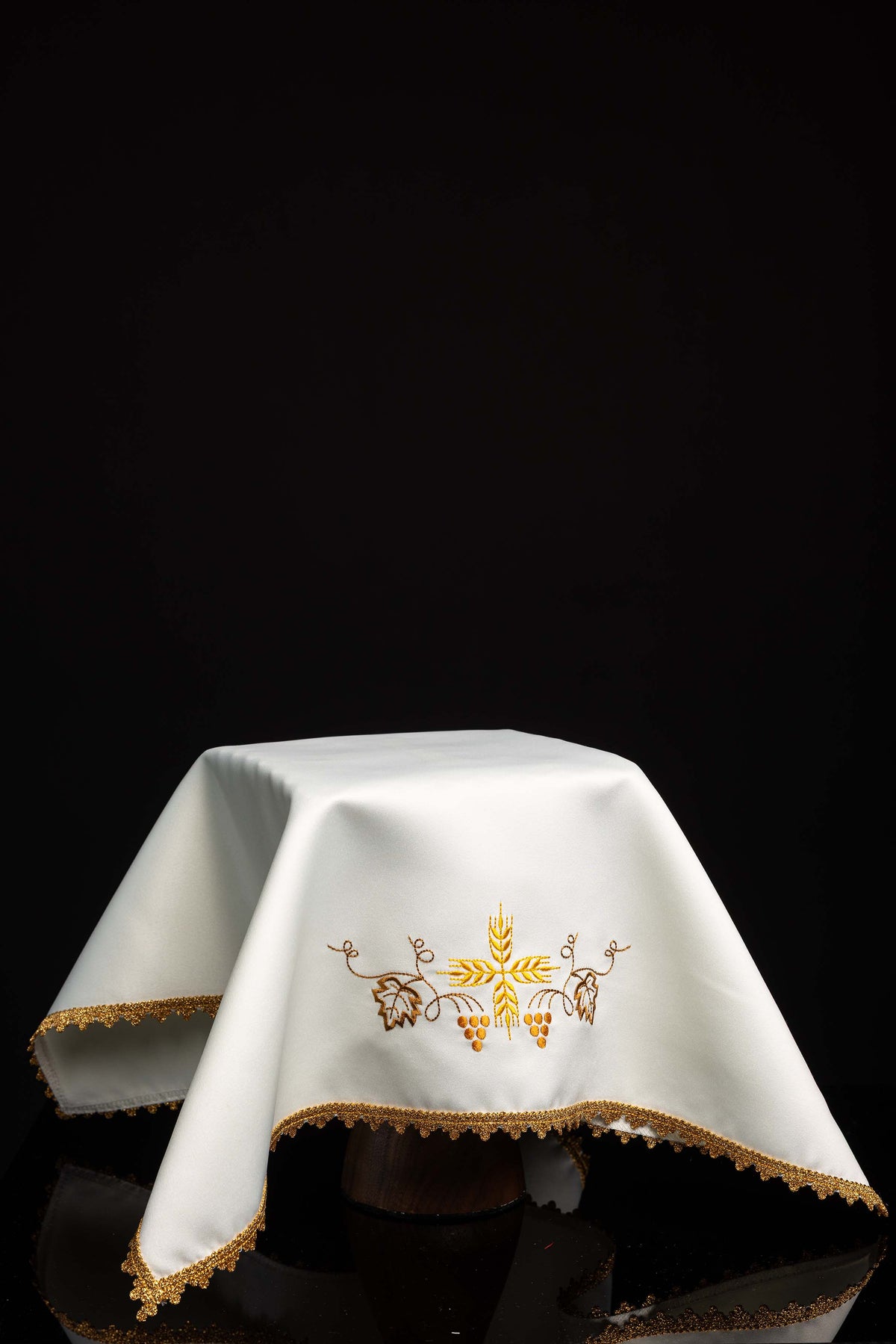 Set aus vier Kelchvelen mit eucharistischer Stickerei