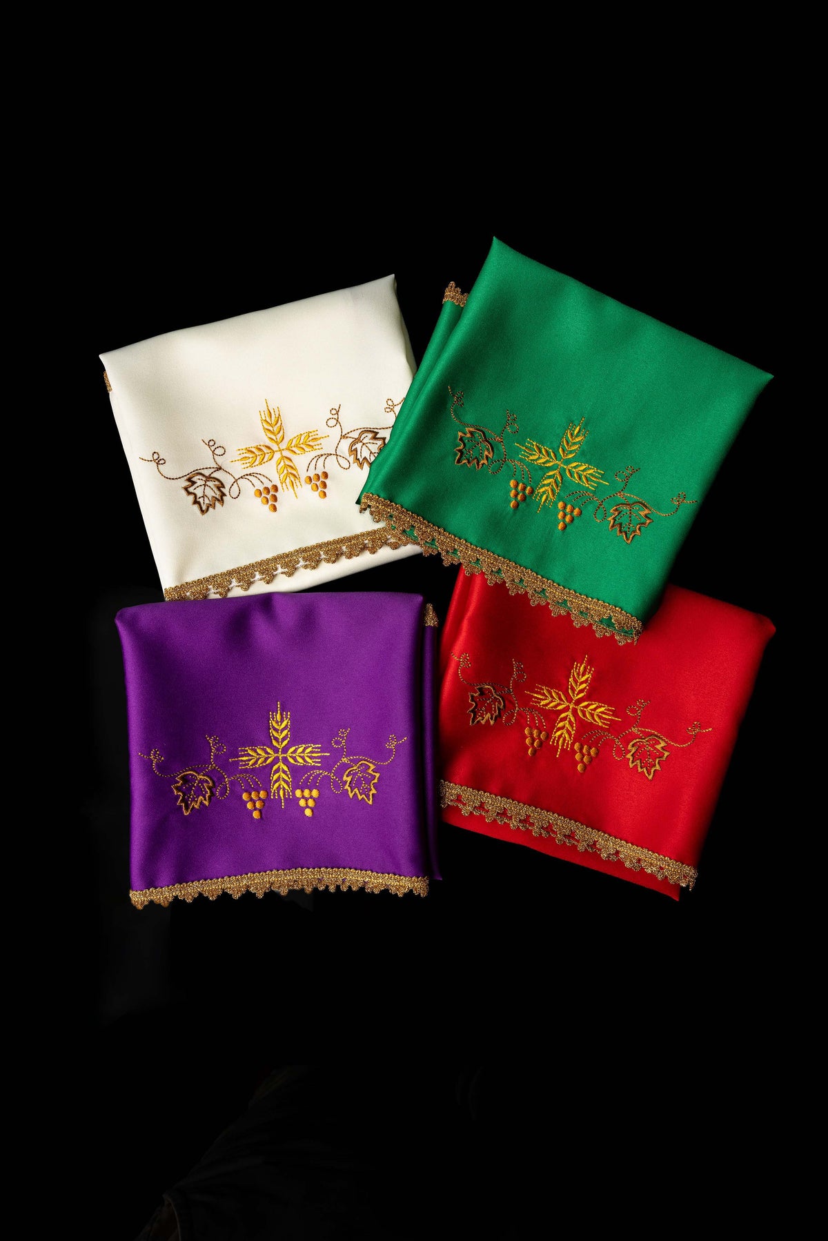 Set aus vier Kelchvelen mit eucharistischer Stickerei