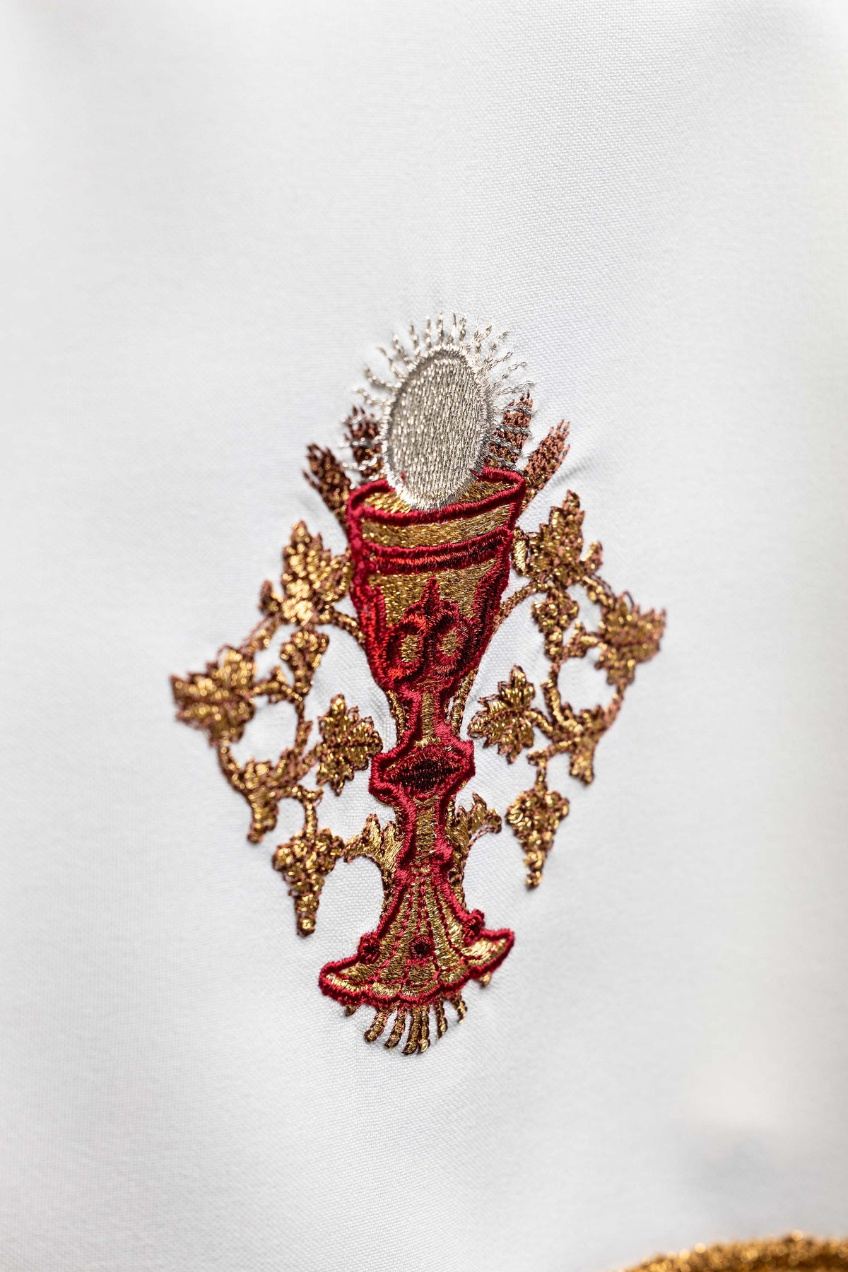 Kelchvelum mit gesticktem eucharistischen Kelchmotiv
