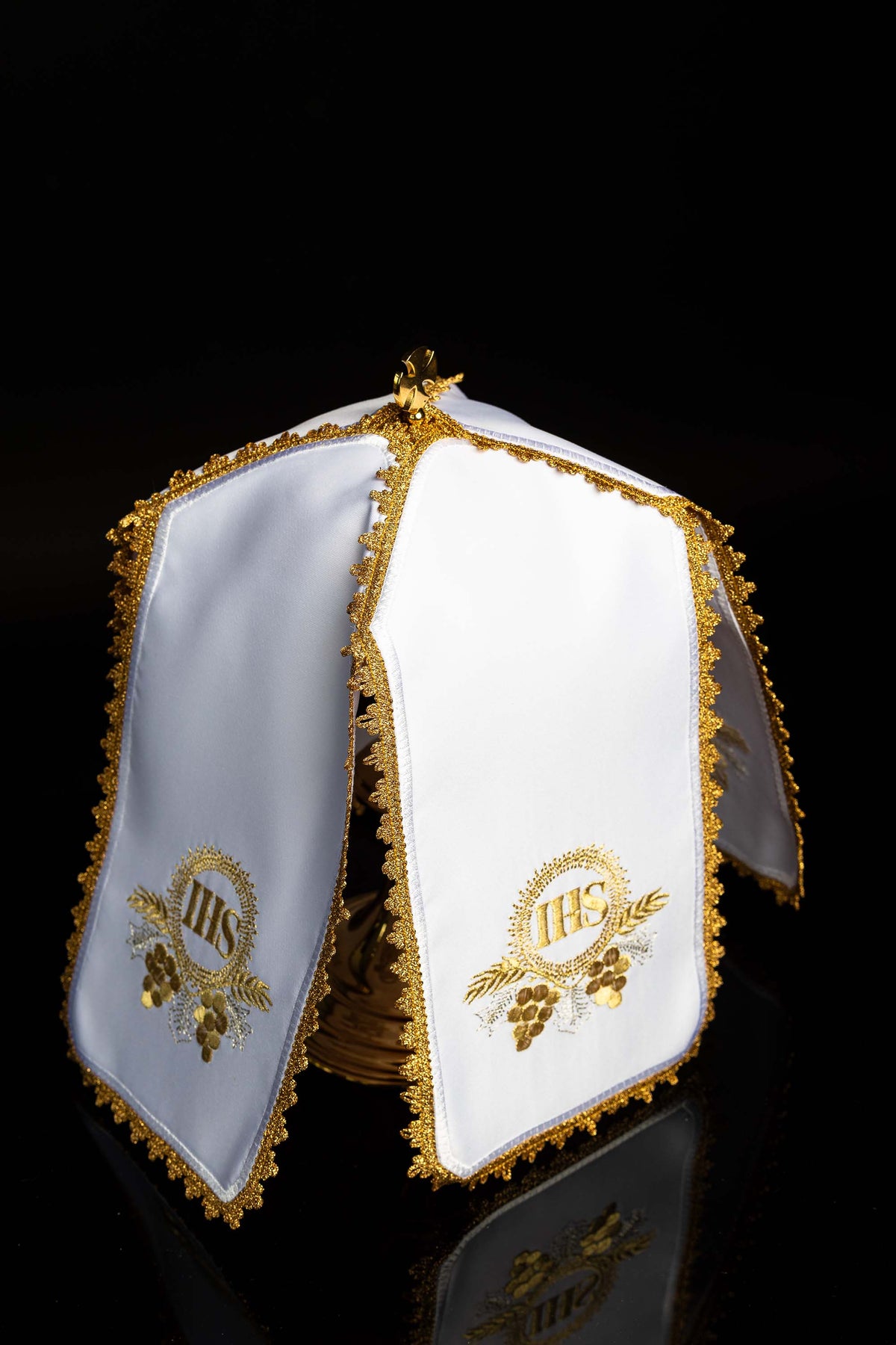 Ziboriumvelum mit goldfarben gesticktem IHS-Motiv