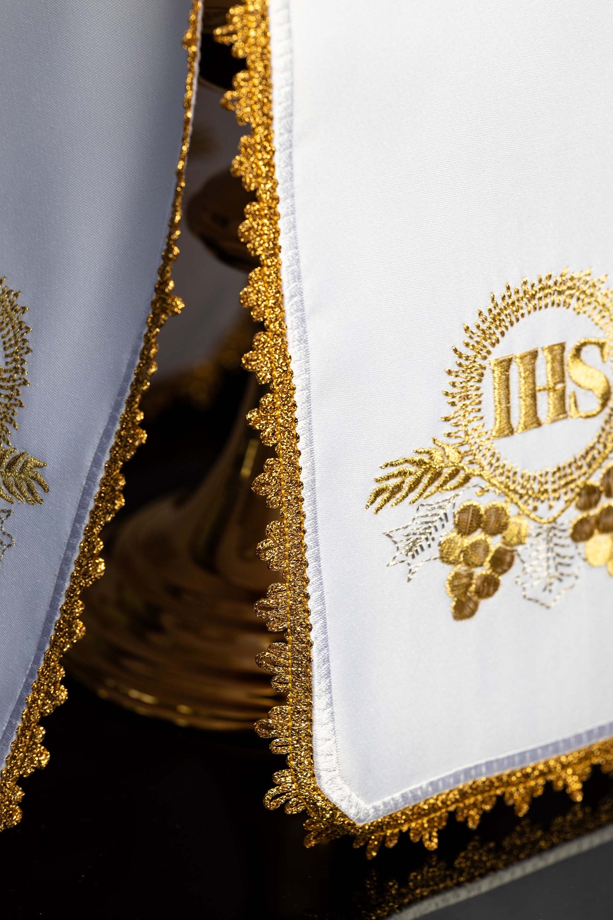 Ziboriumvelum mit goldfarben gesticktem IHS-Motiv