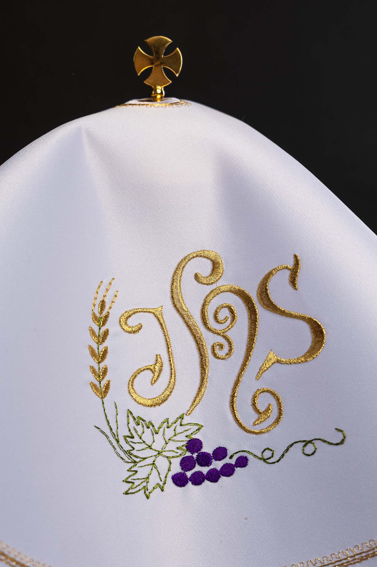 Rundes Ziboriumvelum mit IHS-Stickerei