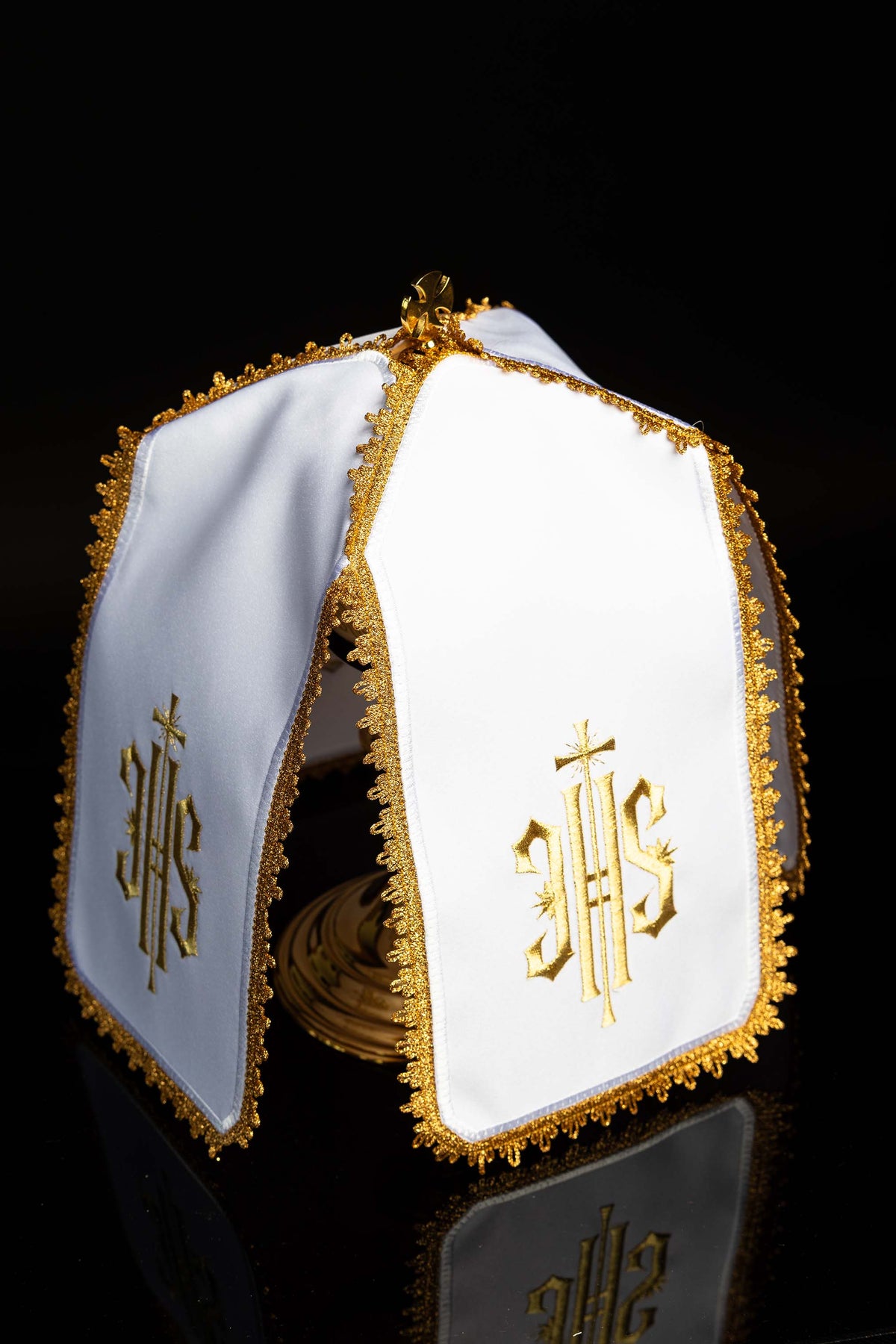 Ziboriumvelum mit goldfarbener IHS-Stickerei