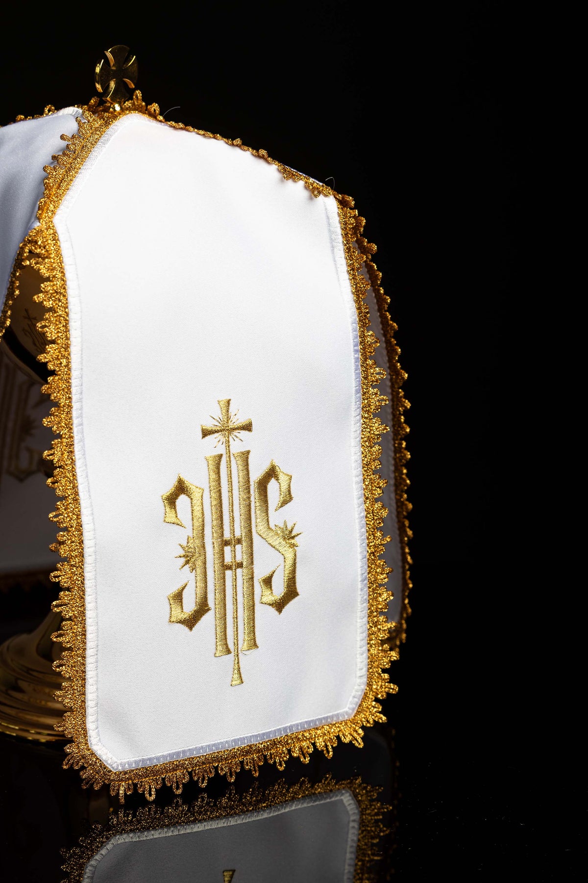 Ziboriumvelum mit goldfarbener IHS-Stickerei