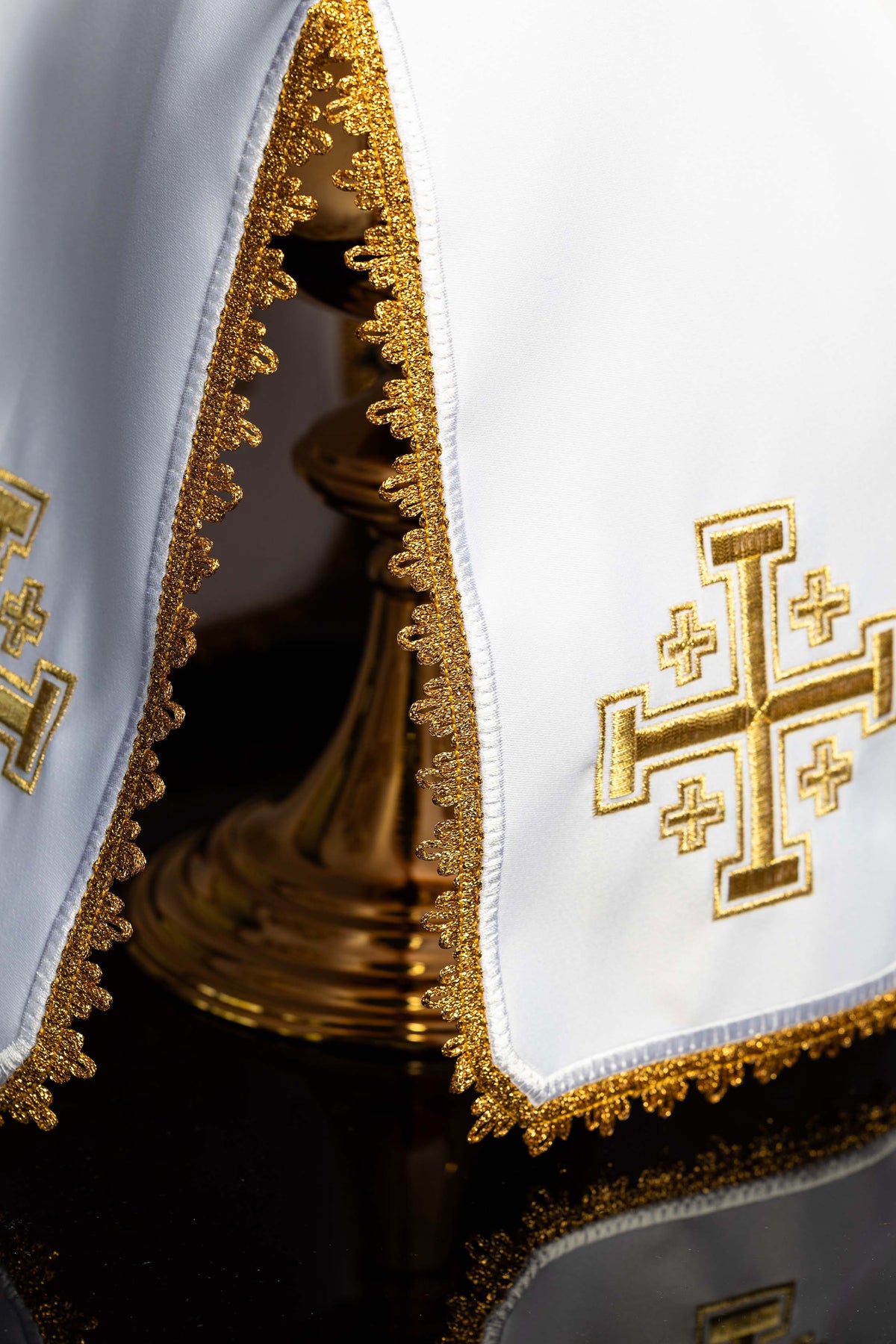 Ziboriumvelum mit goldfarbener Stickerei des Jerusalemkreuzes