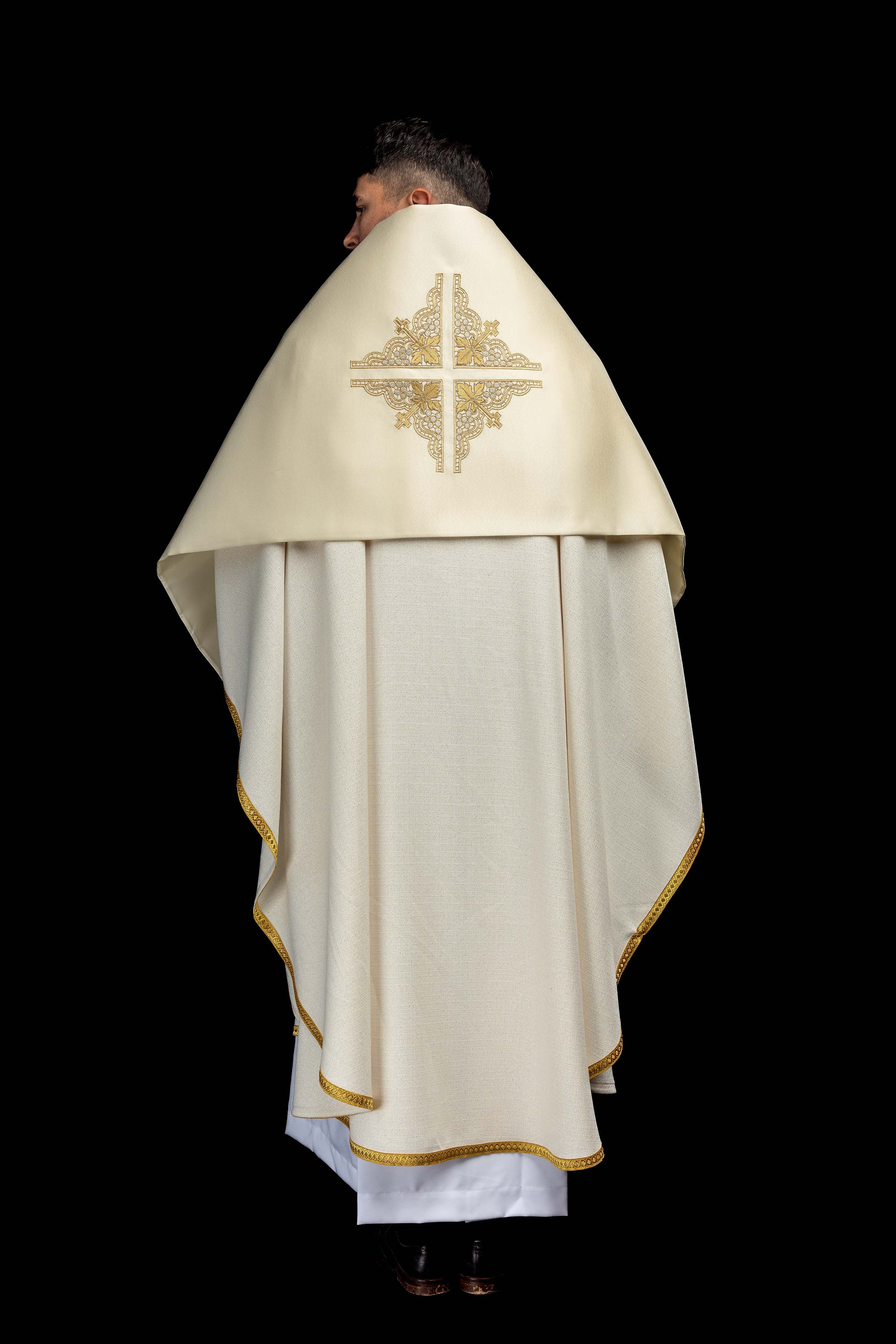 Ecrufarbenes Schultervelum mit gesticktem Kreuz