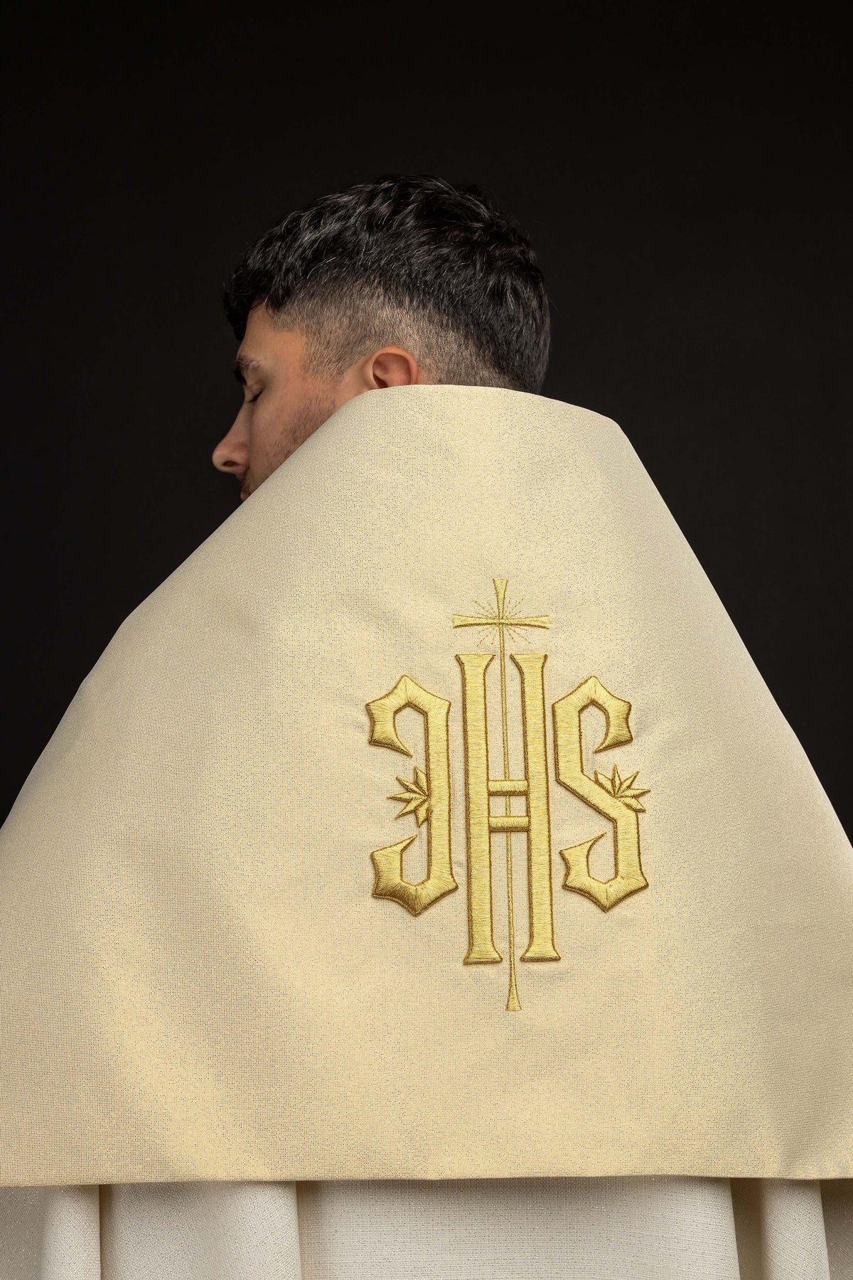 Goldfarbenes Schultervelum mit gesticktem IHS-Symbol