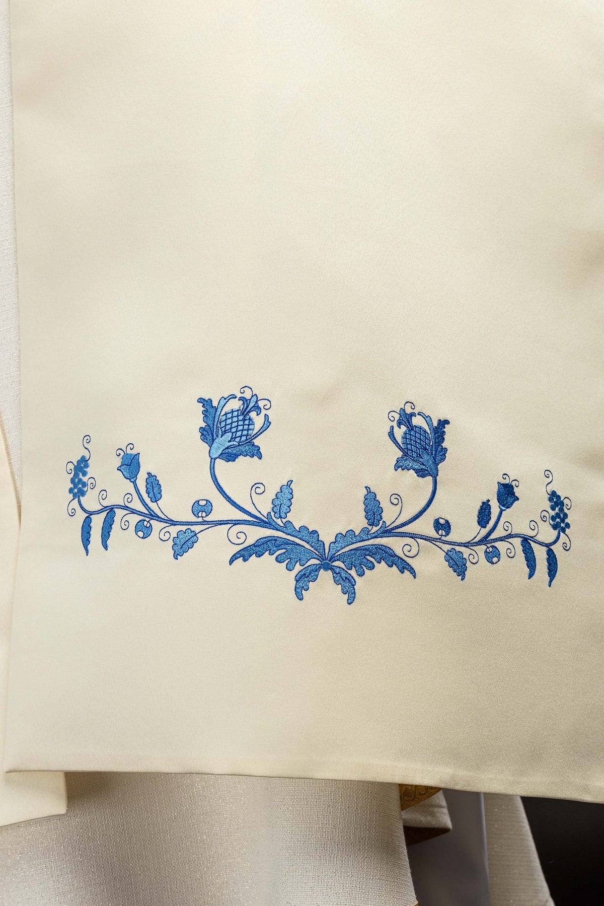 Ecrufarbenes Schultervelum mit gesticktem Marienmotiv