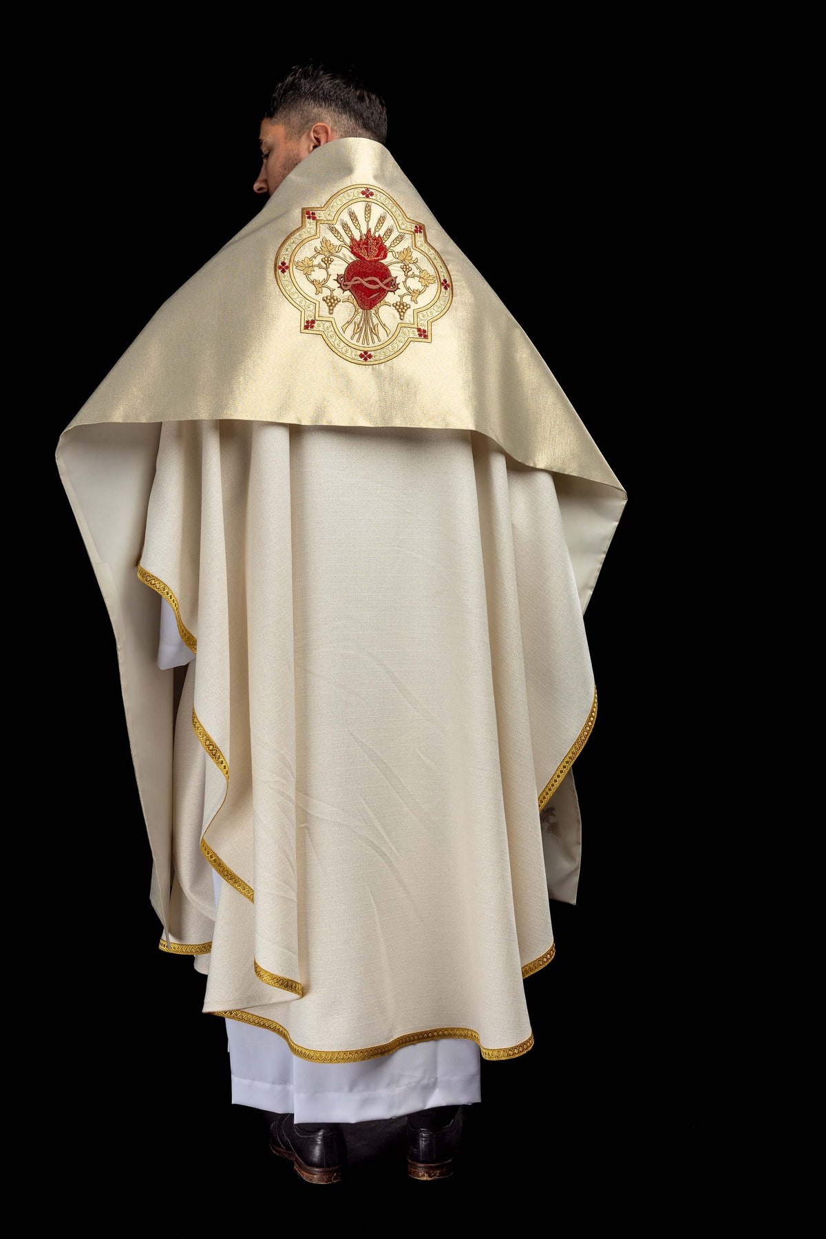 Goldfarbenes Schultervelum mit gesticktem Herz-Jesu-Motiv