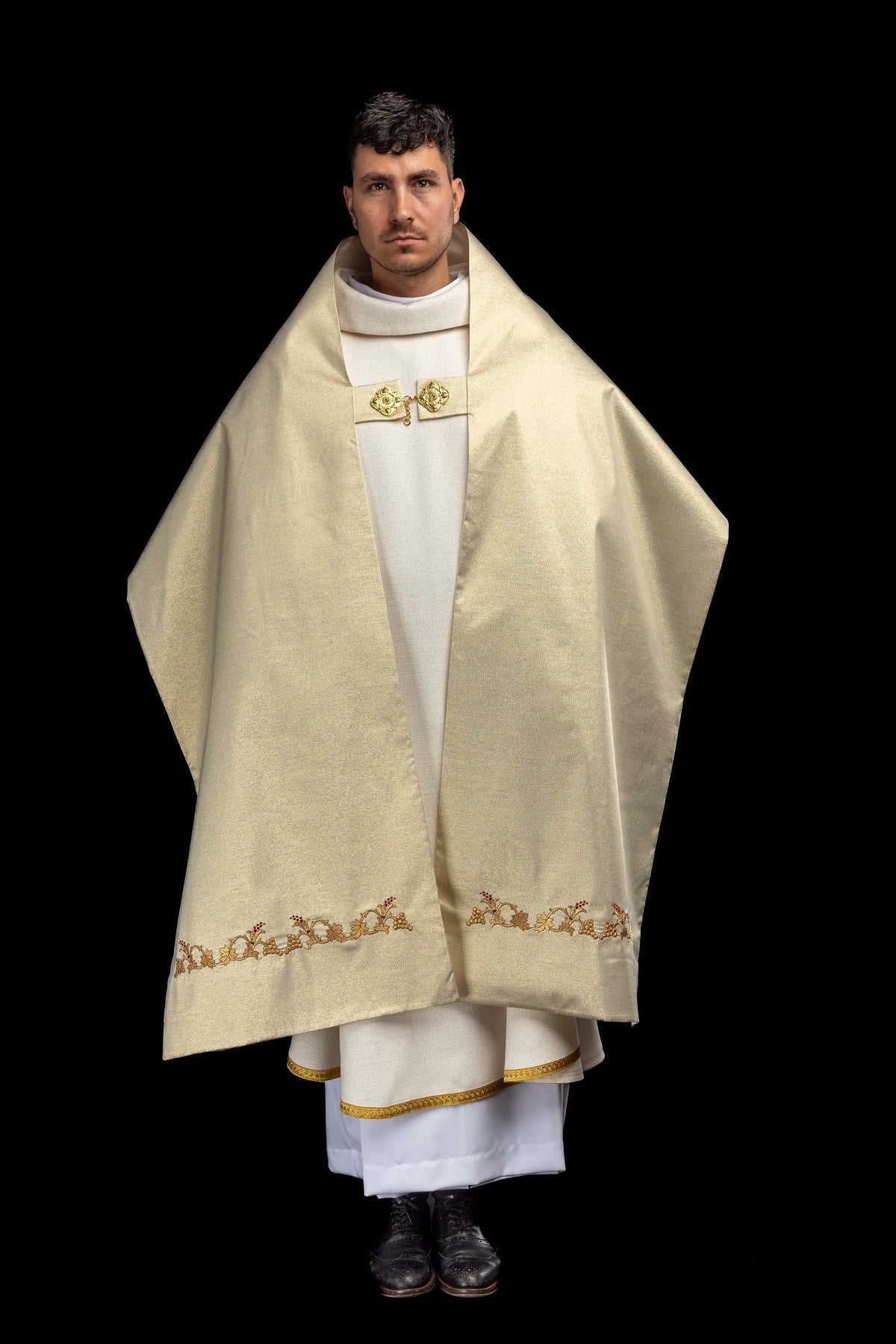 Goldfarbenes Schultervelum mit gesticktem Herz-Jesu-Motiv
