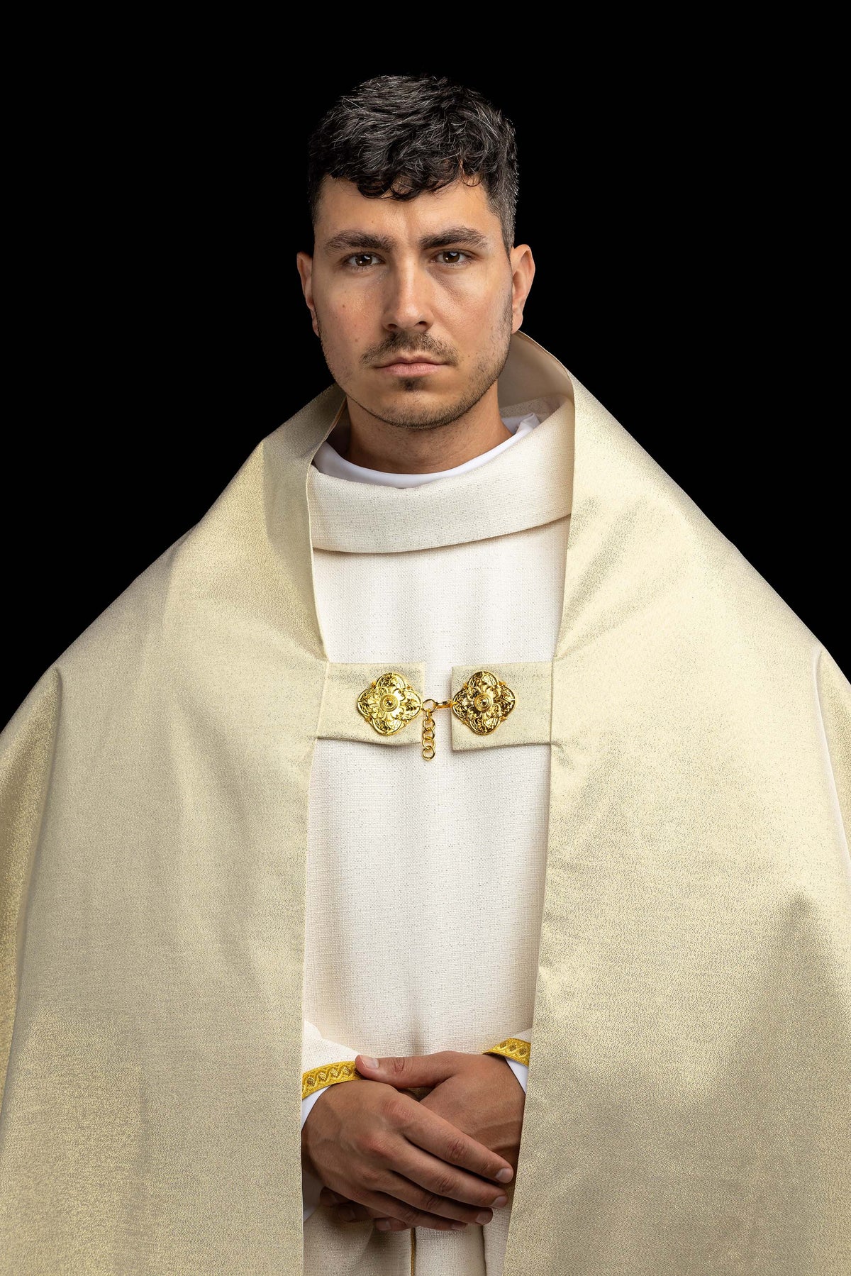 Goldfarbenes Schultervelum mit gesticktem Herz-Jesu-Motiv