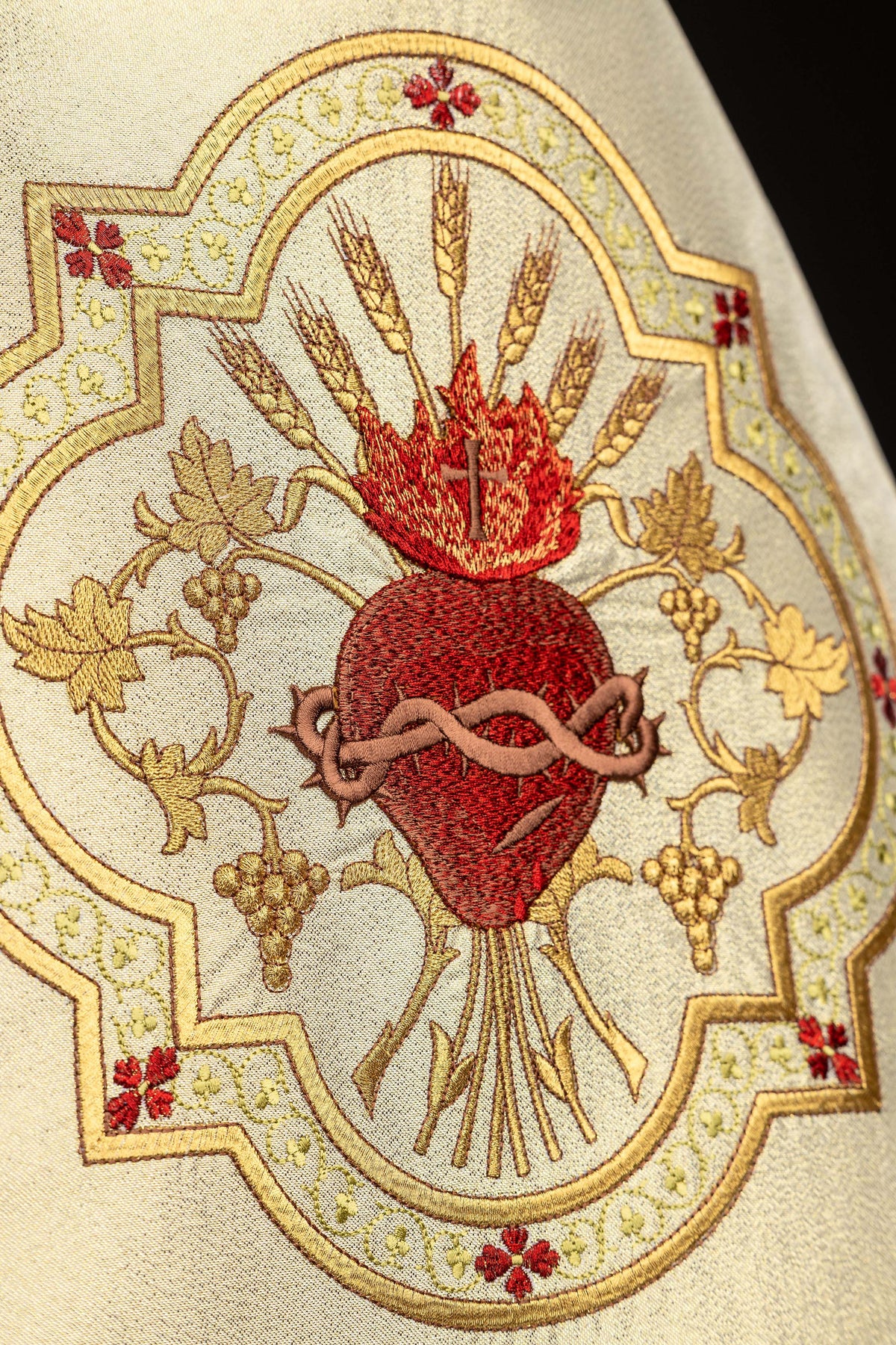 Goldfarbenes Schultervelum mit gesticktem Herz-Jesu-Motiv