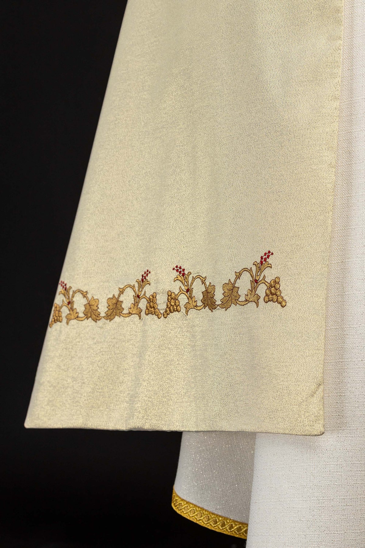 Goldfarbenes Schultervelum mit gesticktem Herz-Jesu-Motiv