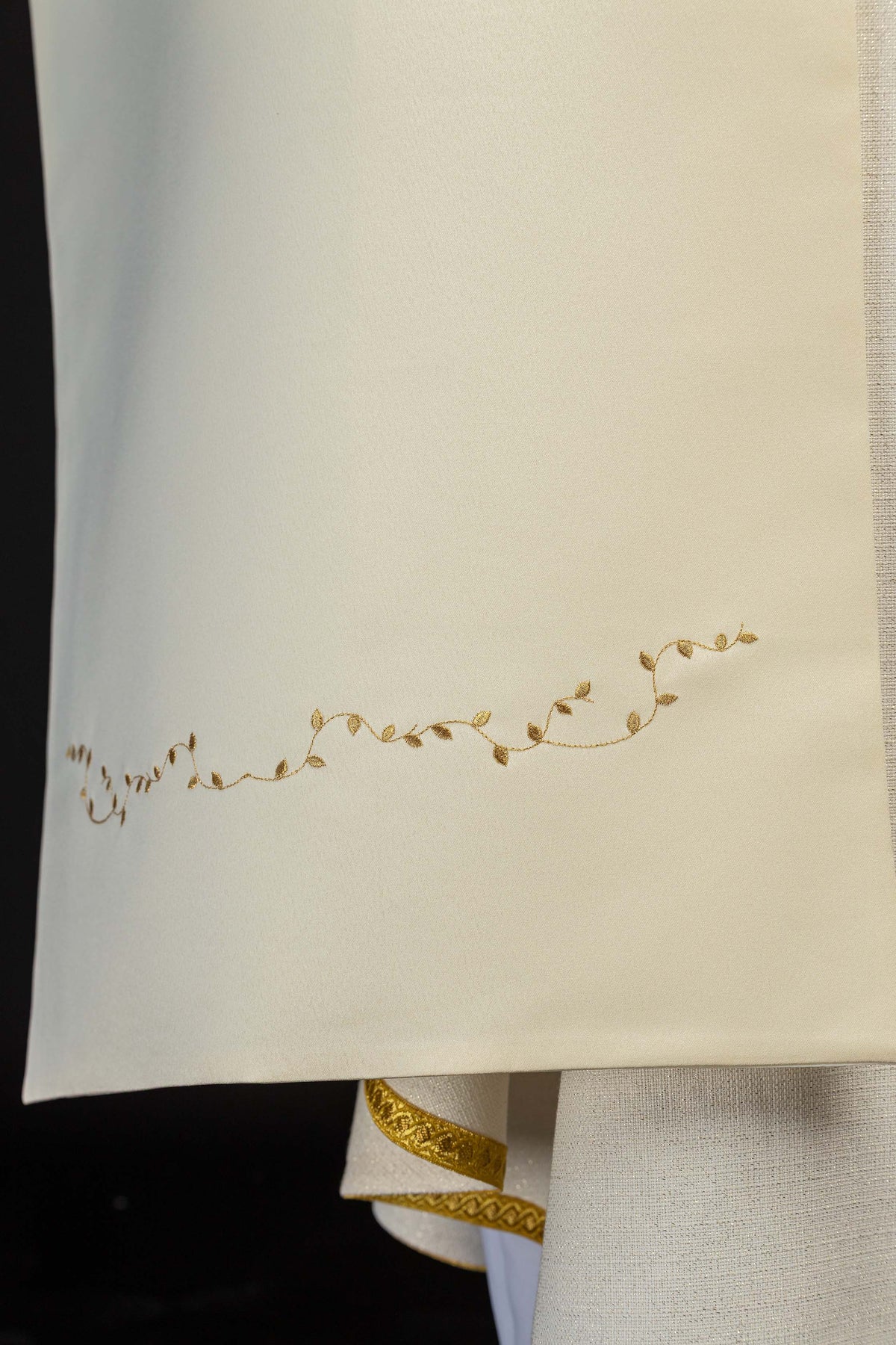 Ecrufarbenes Schultervelum mit gesticktem Kreuzmotiv