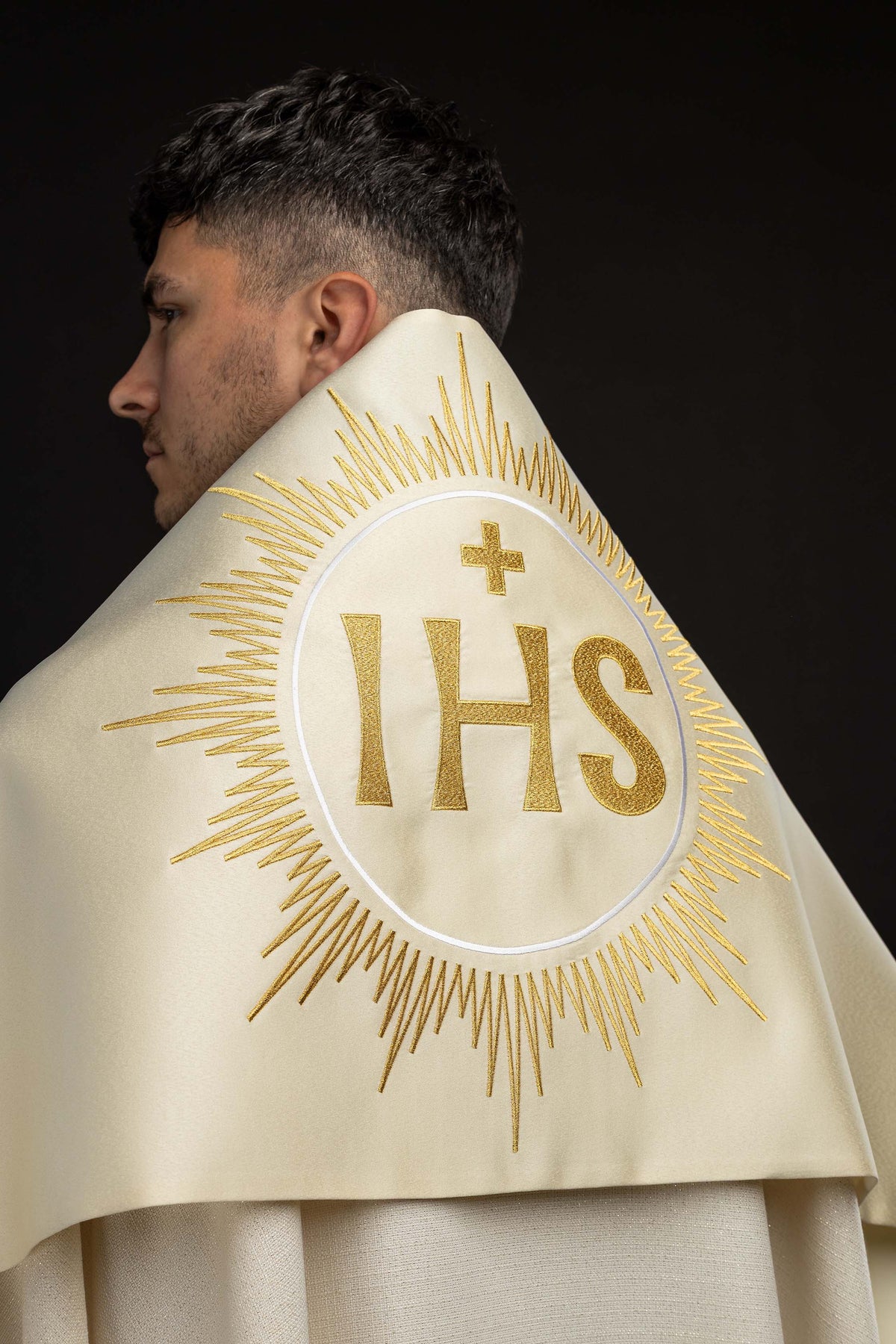 Ecrufarbenes Schultervelum mit gesticktem IHS-Symbol