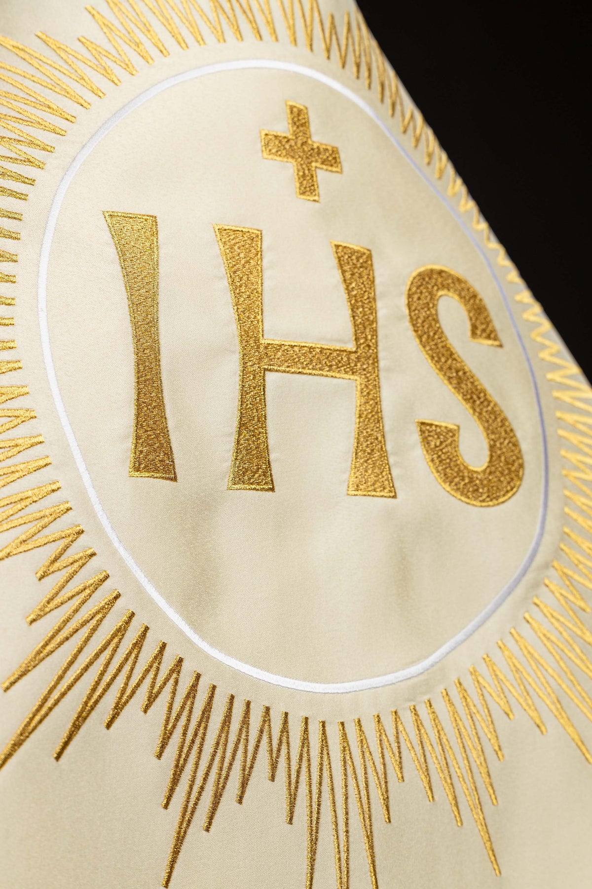 Ecrufarbenes Schultervelum mit gesticktem IHS-Symbol