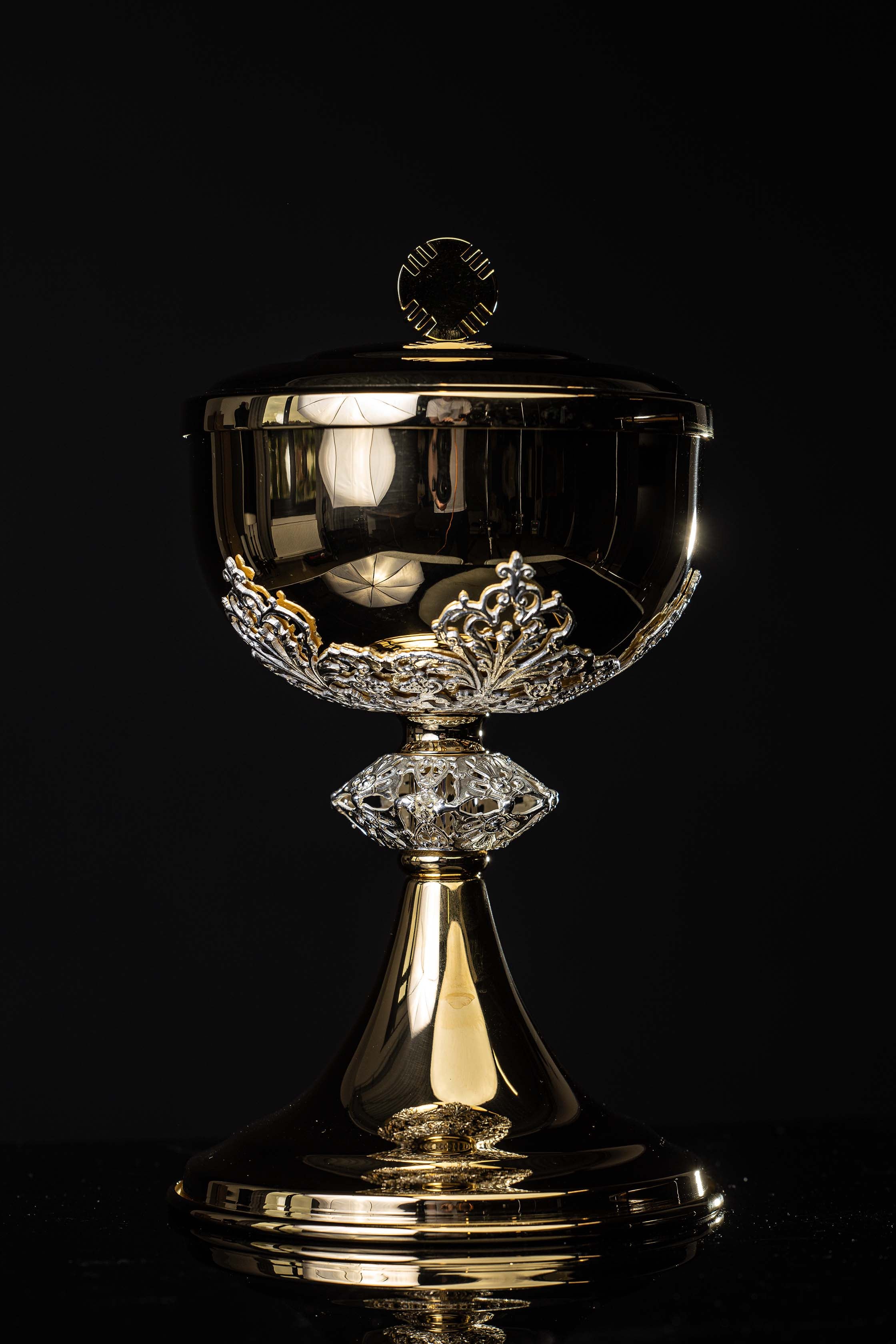 Handgefertigtes vergoldetes Ziborium aus Messing mit versilberten Verzierungen