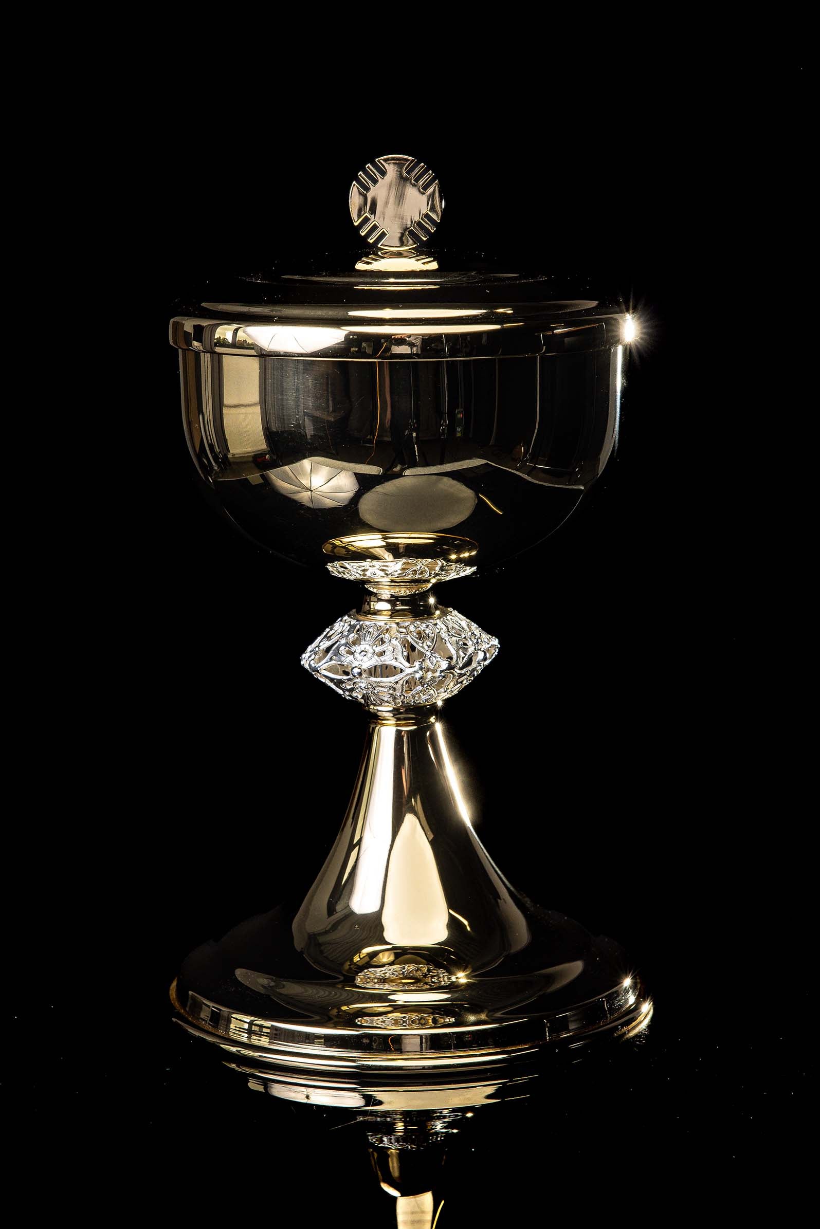 Handgefertigtes vergoldetes Ziborium aus Messing