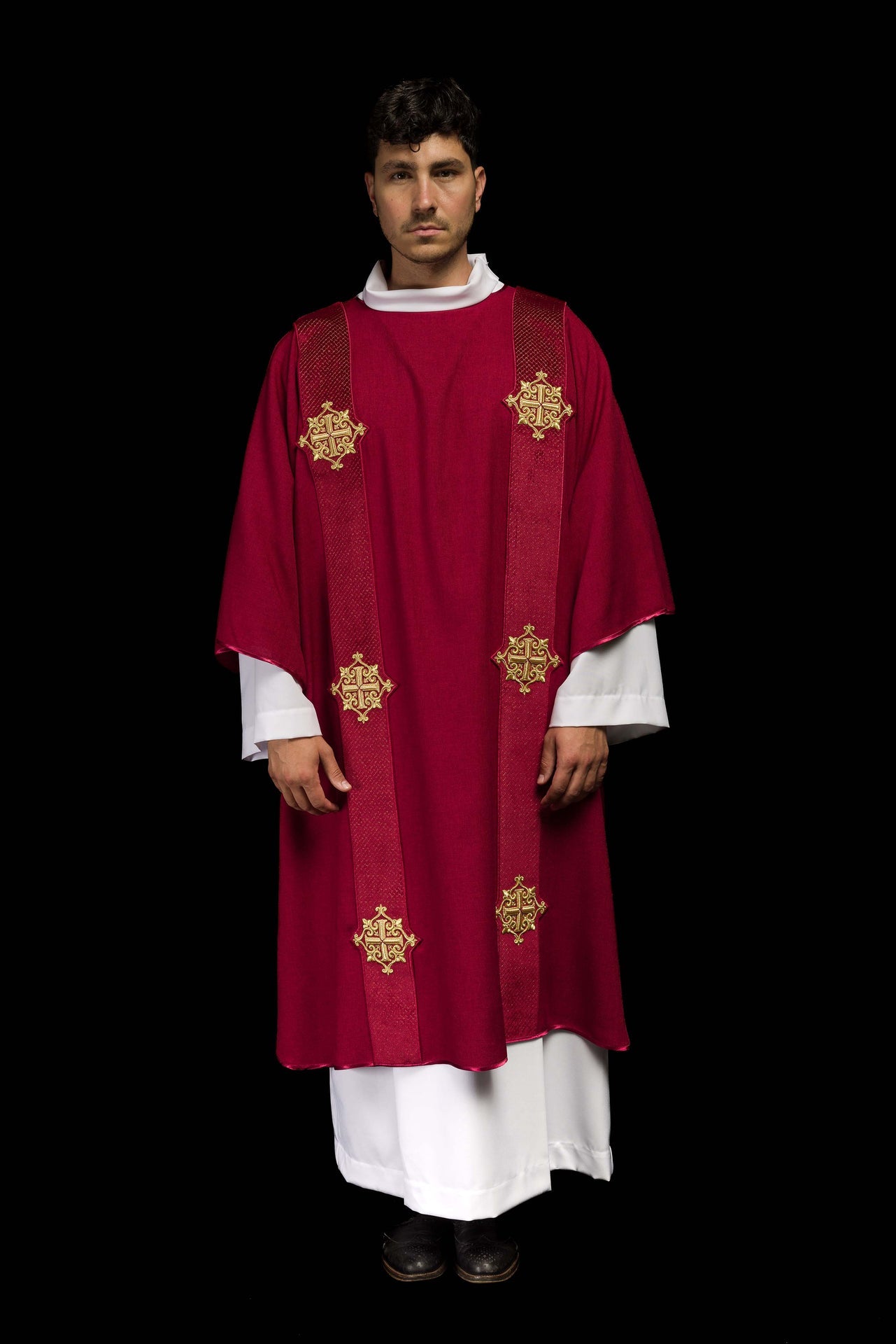 Dalmatyka z pasami na aksamicie z symbolami Krzyża Czerwona - ORNATY.PL