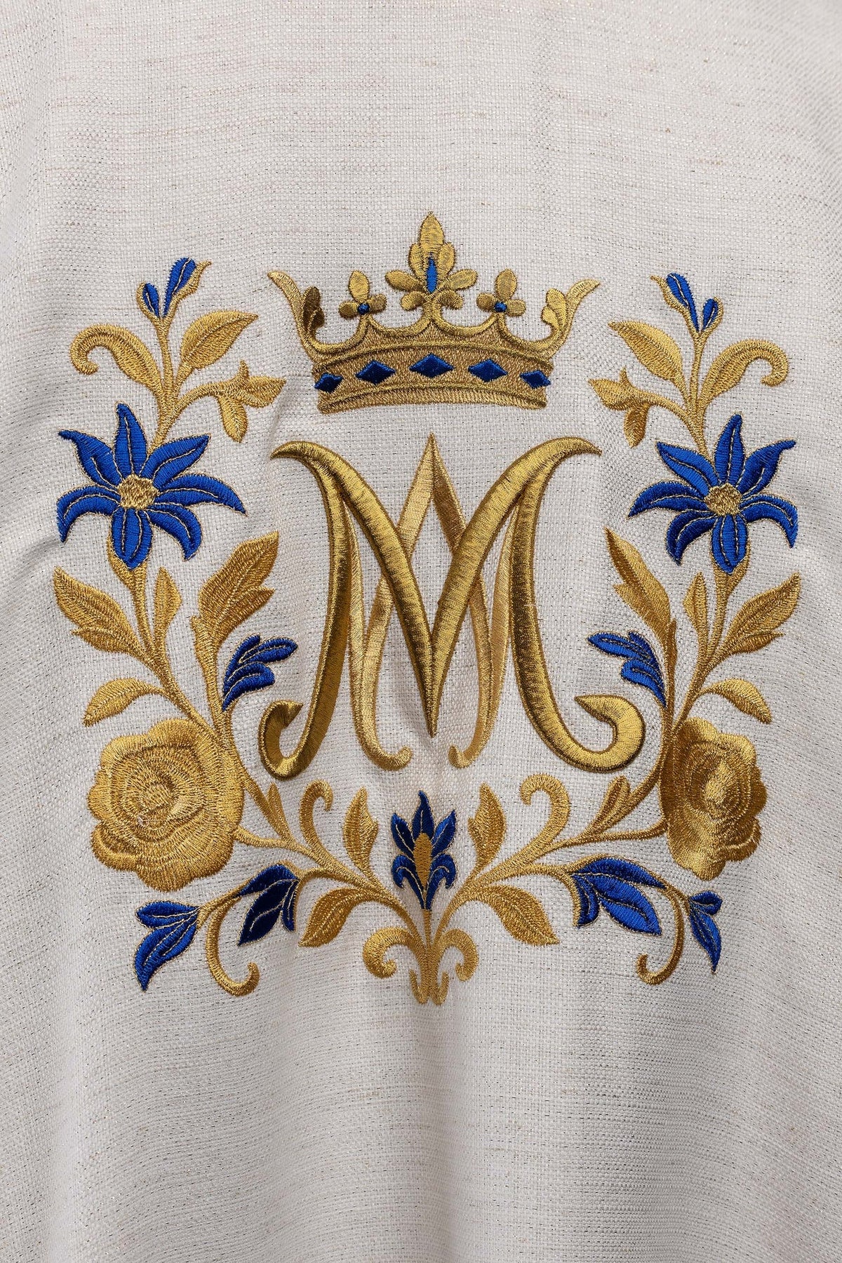 Ecru-Dalmatik mit besticktem Marienmotiv