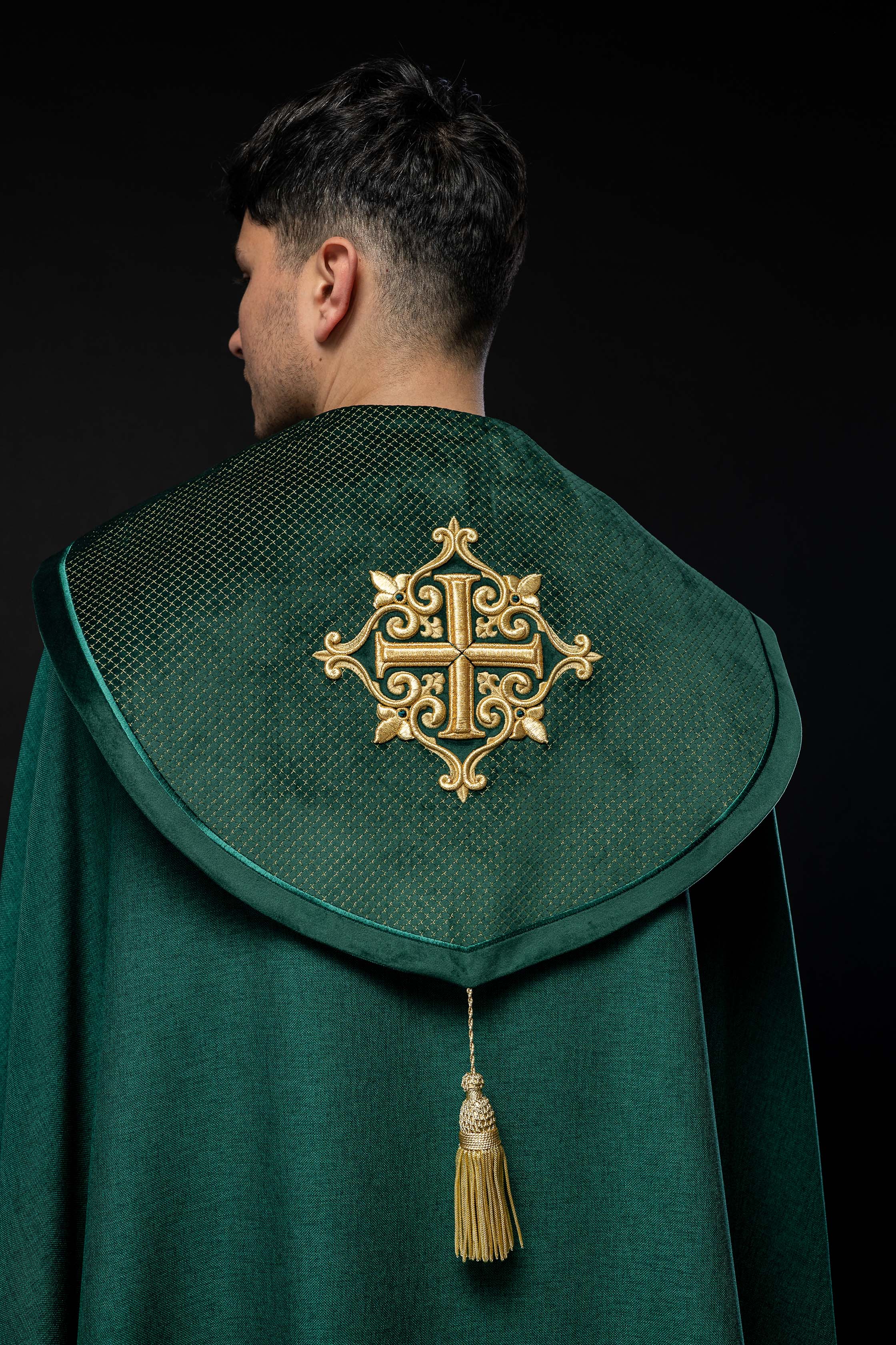 Liturgischer Umhang mit grünem Samtgürtel und Stickerei von Kreuzen