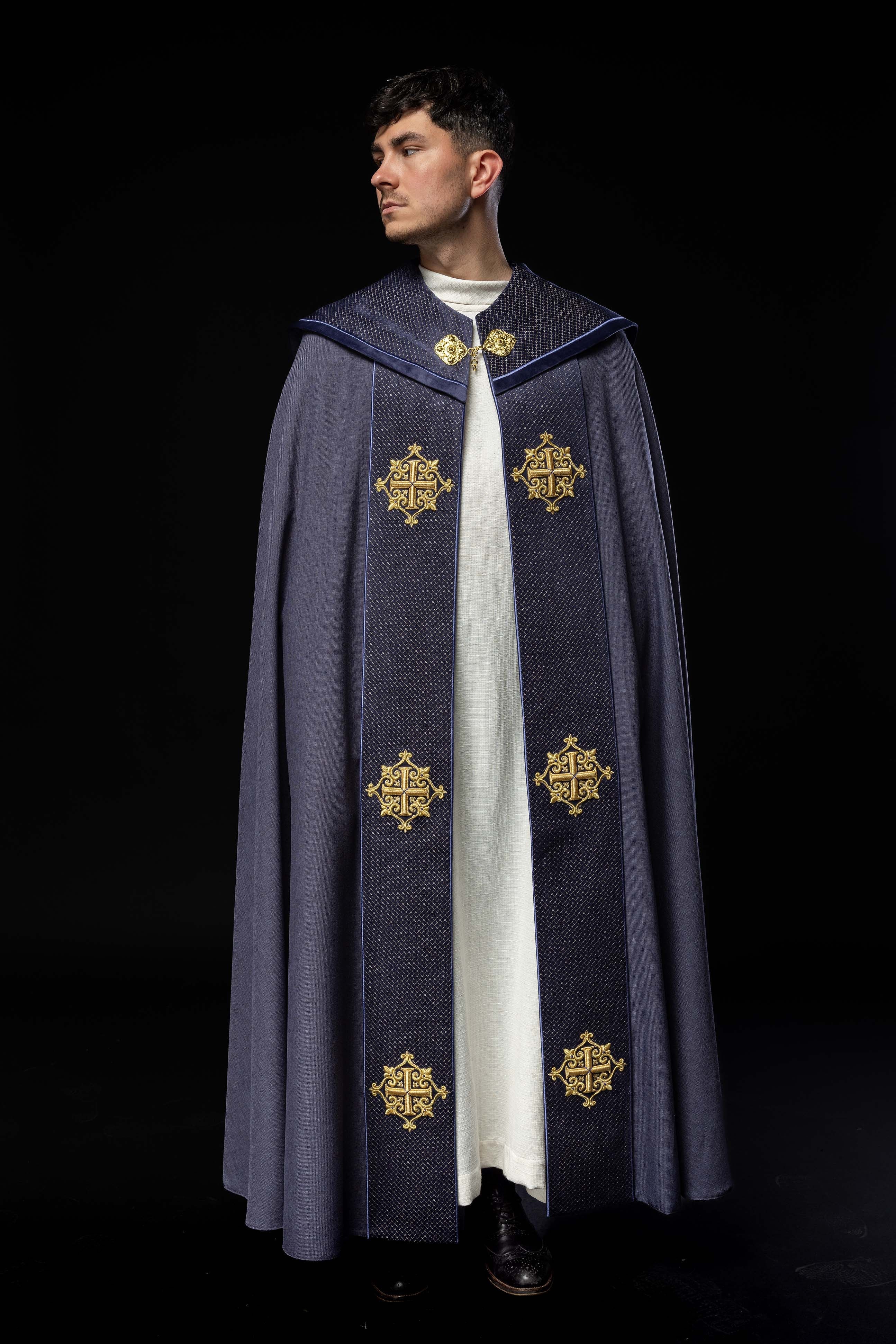 Liturgischer Umhang mit violettem Samtgürtel und Stickerei von Kreuzen