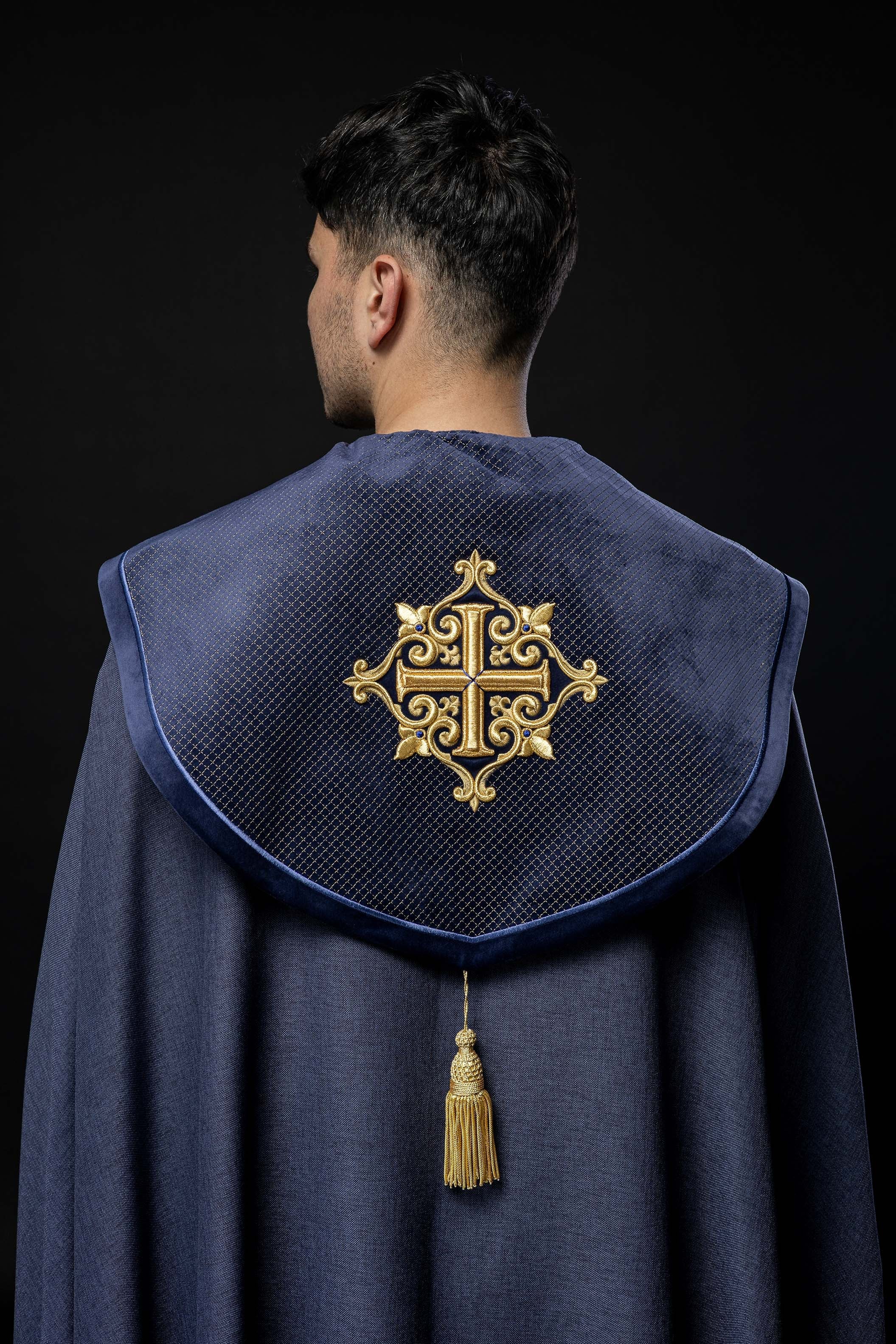 Liturgischer Umhang mit violettem Samtgürtel und Stickerei von Kreuzen