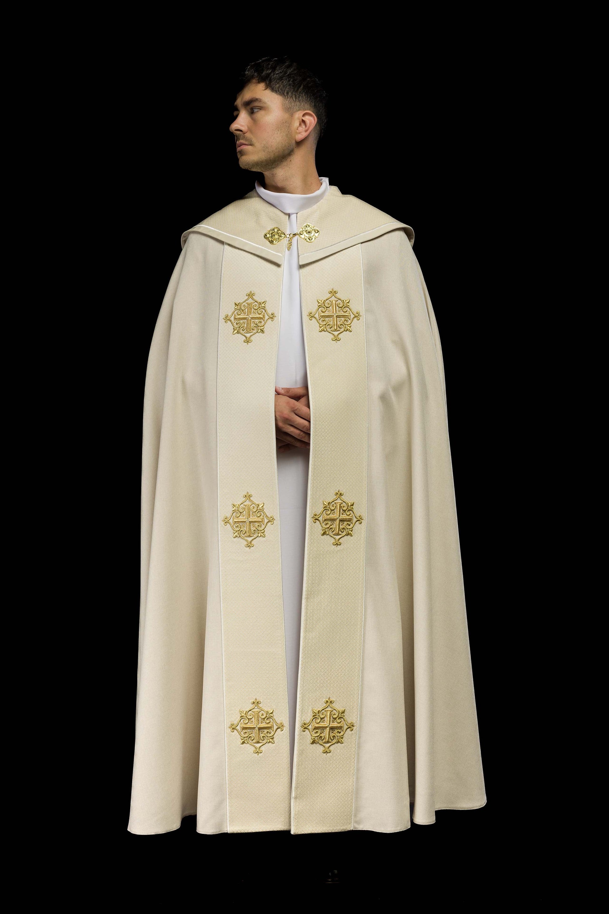 Liturgischer Rauchmantel mit Samtborte in Ecru und Kreuzstickerei
