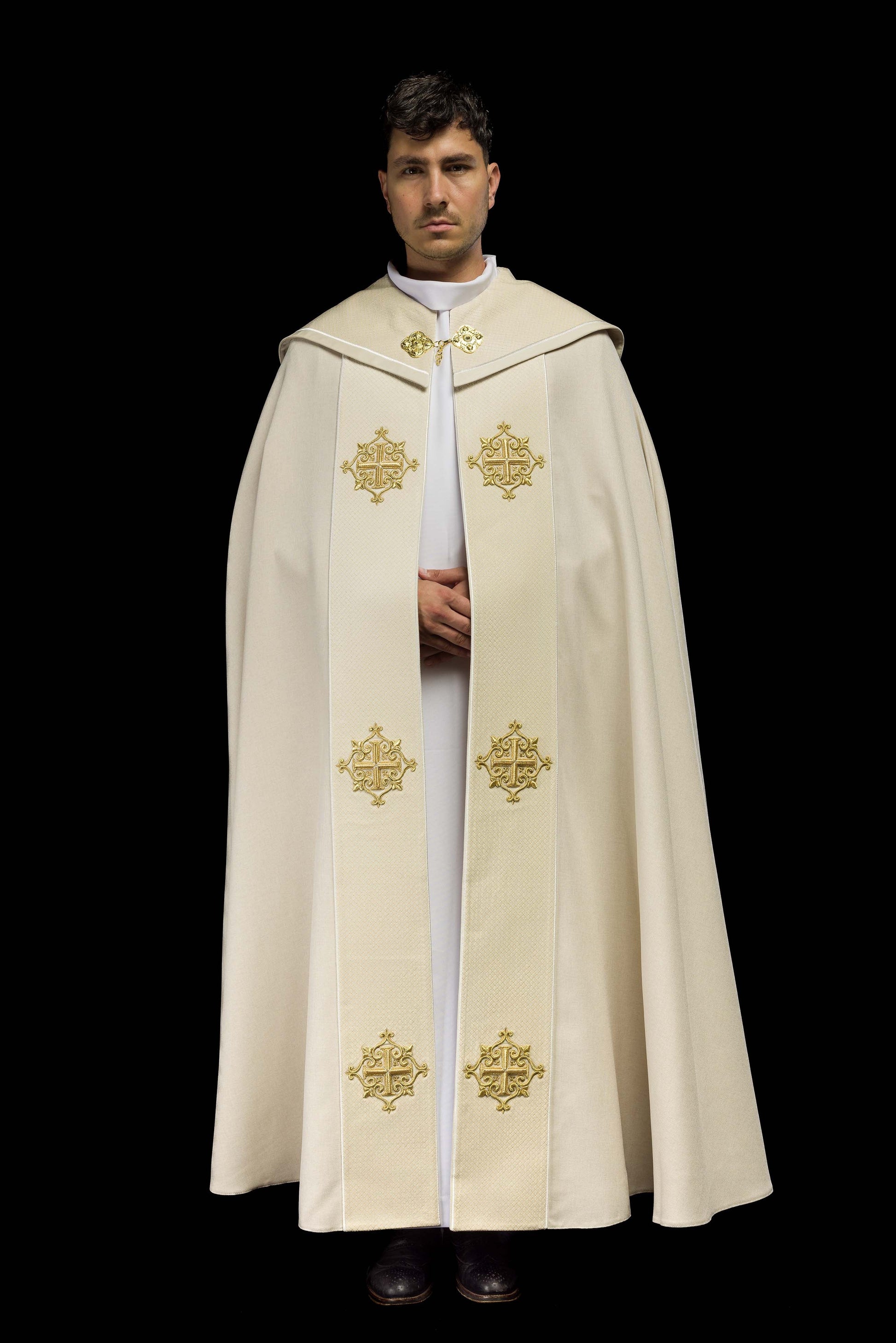 Liturgischer Rauchmantel mit Samtborte in Ecru und Kreuzstickerei