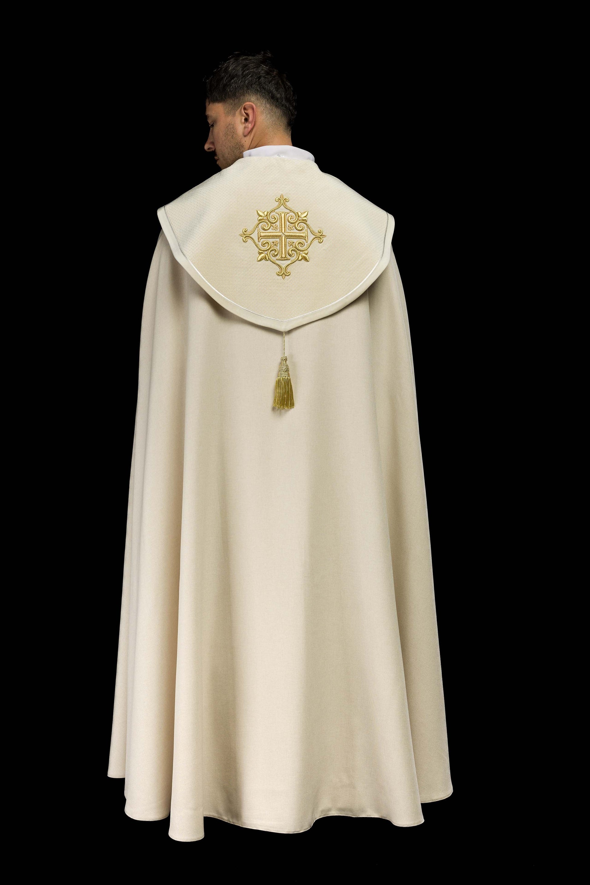 Liturgischer Rauchmantel mit Samtborte in Ecru und Kreuzstickerei