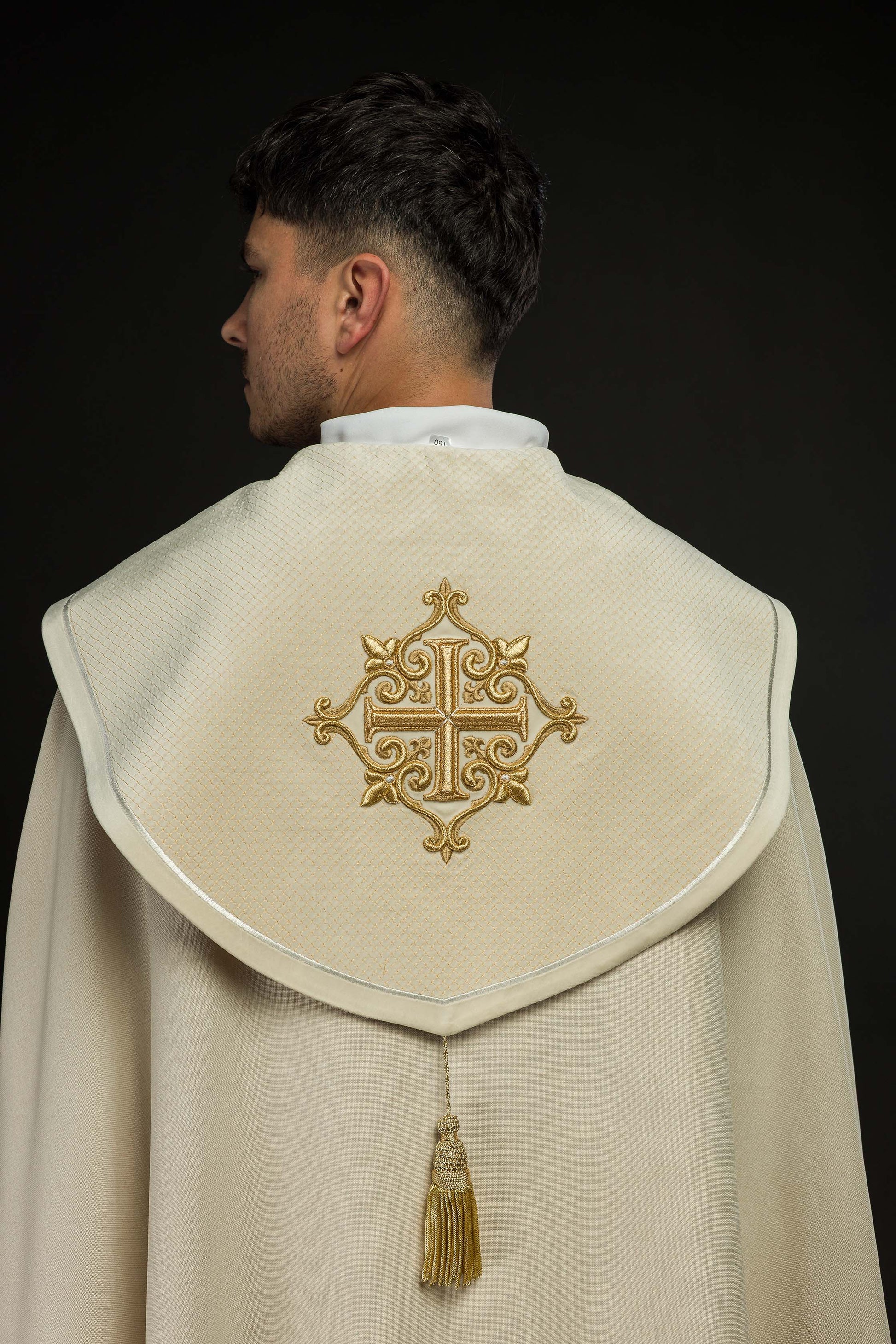 Liturgischer Rauchmantel mit Samtborte in Ecru und Kreuzstickerei