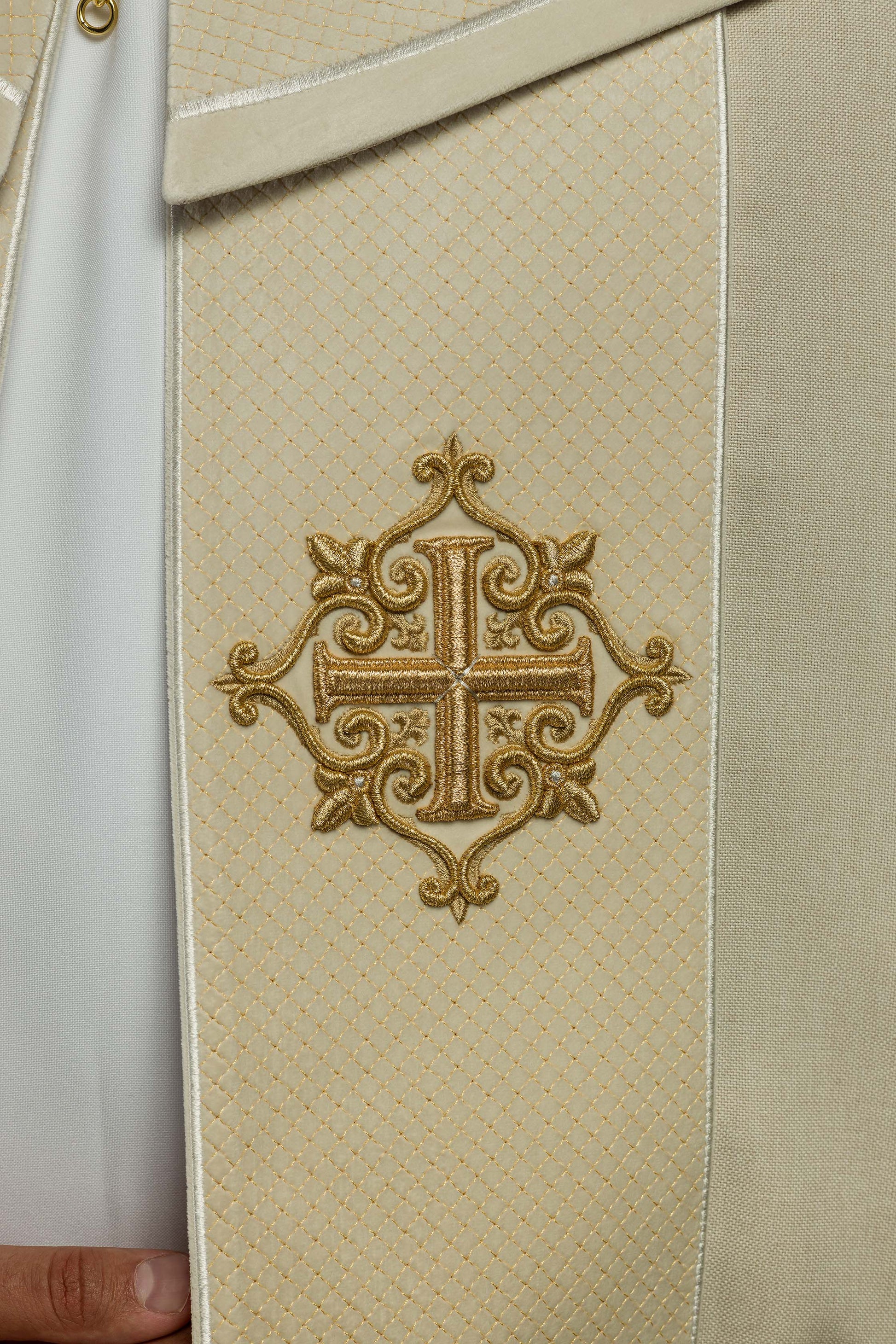 Liturgischer Rauchmantel mit Samtborte in Ecru und Kreuzstickerei