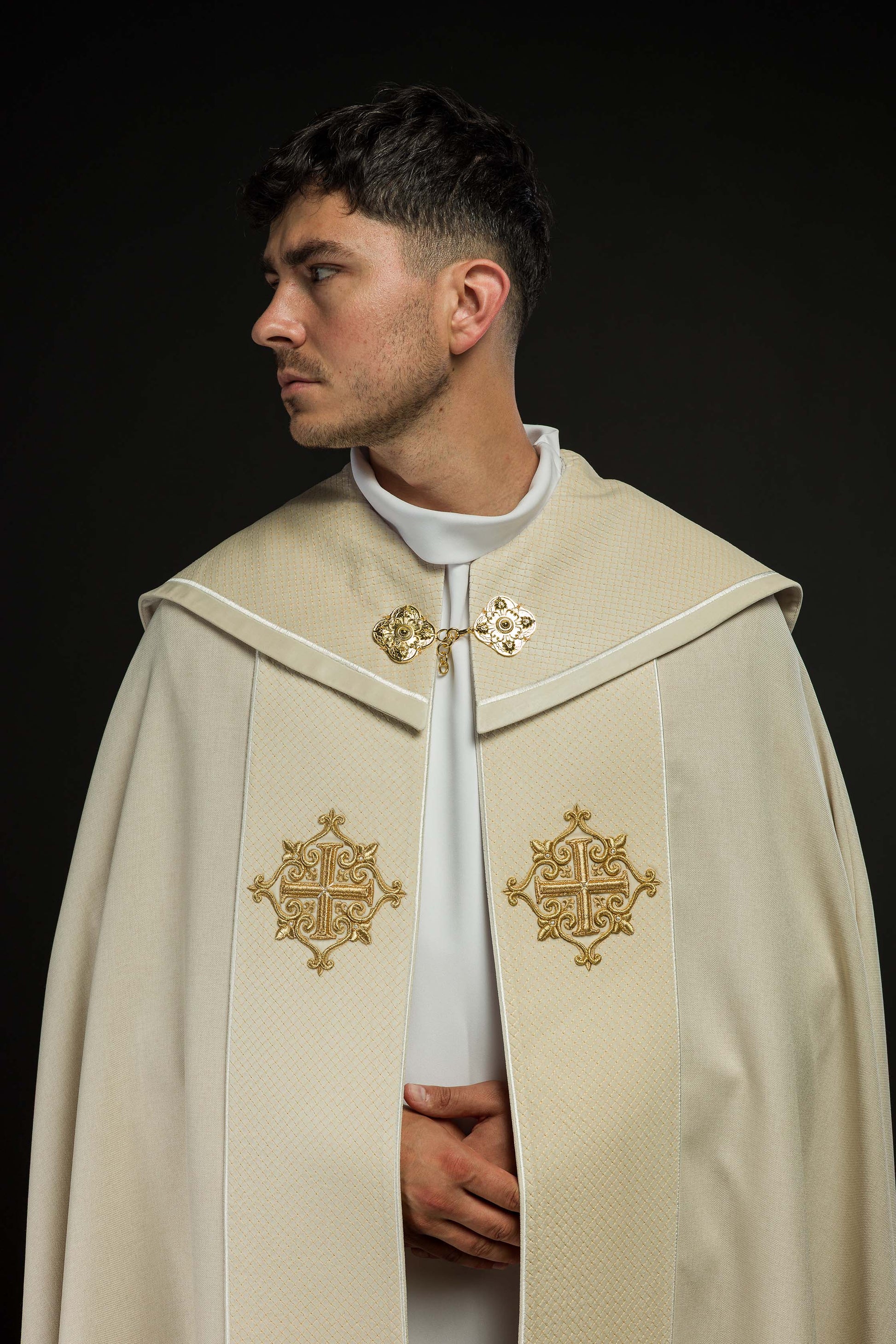 Liturgischer Rauchmantel mit Samtborte in Ecru und Kreuzstickerei