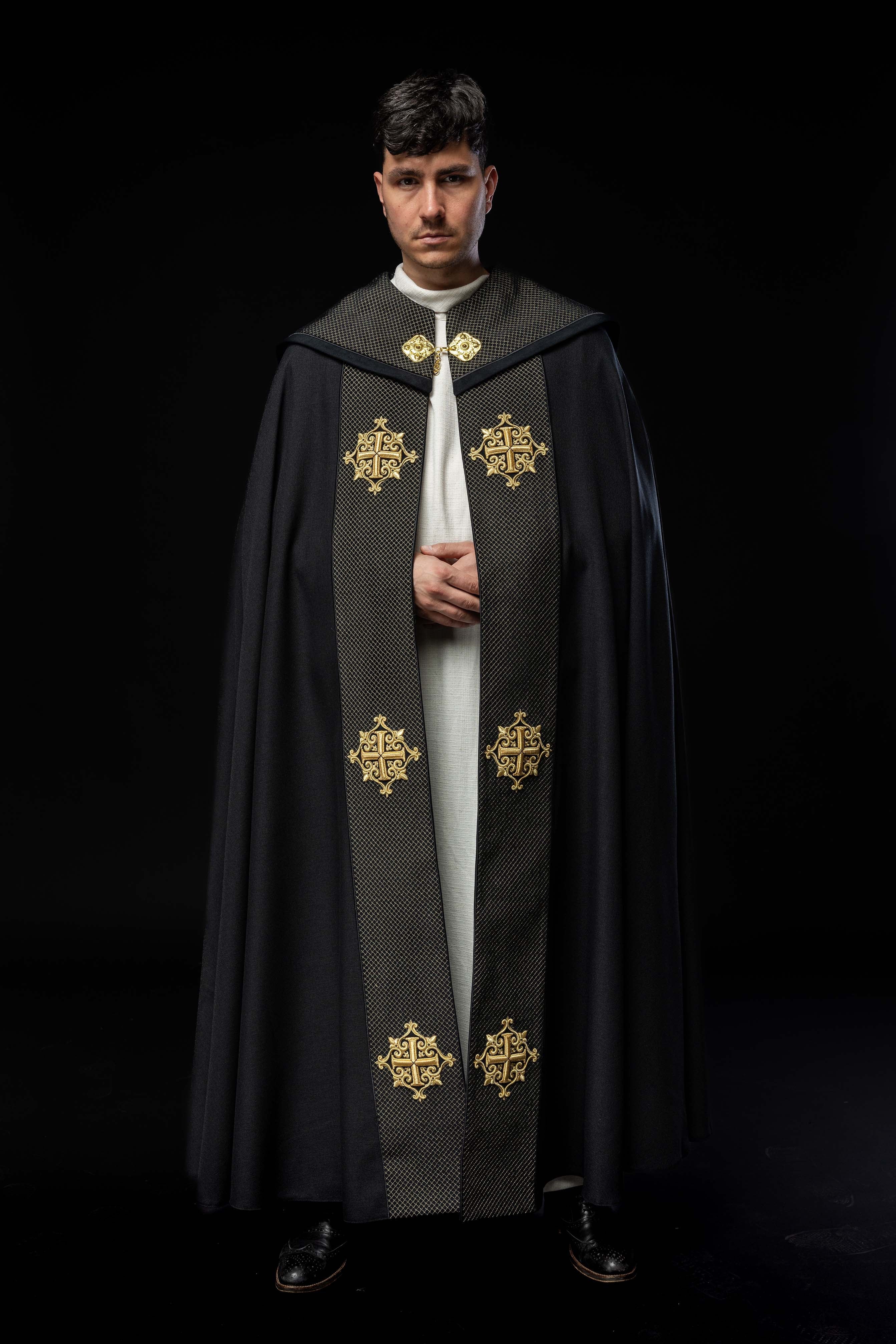 Liturgischer Umhang mit schwarzem Samtgürtel und Stickerei von Kreuzen