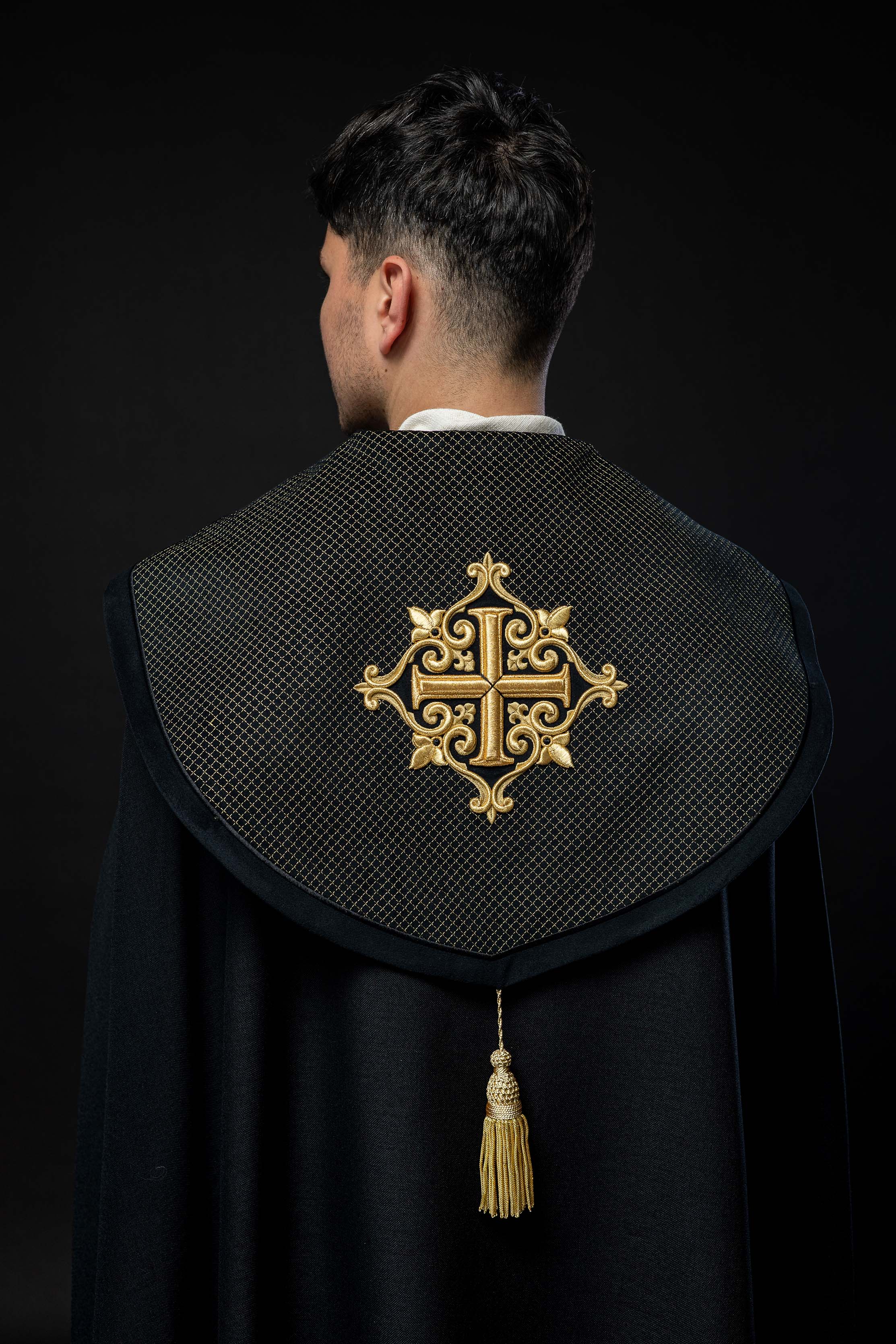 Liturgischer Umhang mit schwarzem Samtgürtel und Stickerei von Kreuzen