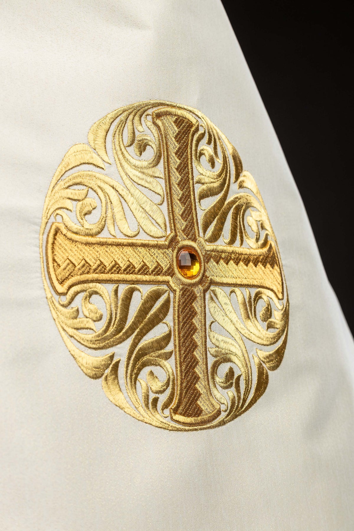 Schultervelum mit gesticktem Kreuzmotiv und Zierstein