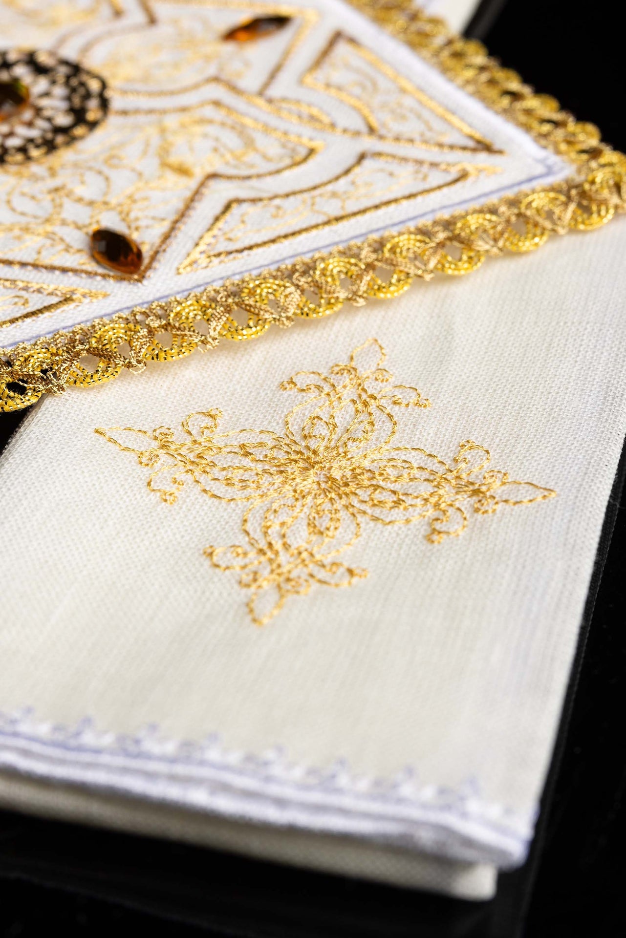 Bielizna kielichowa haftowana bogato zdobiona - ORNATY.PL